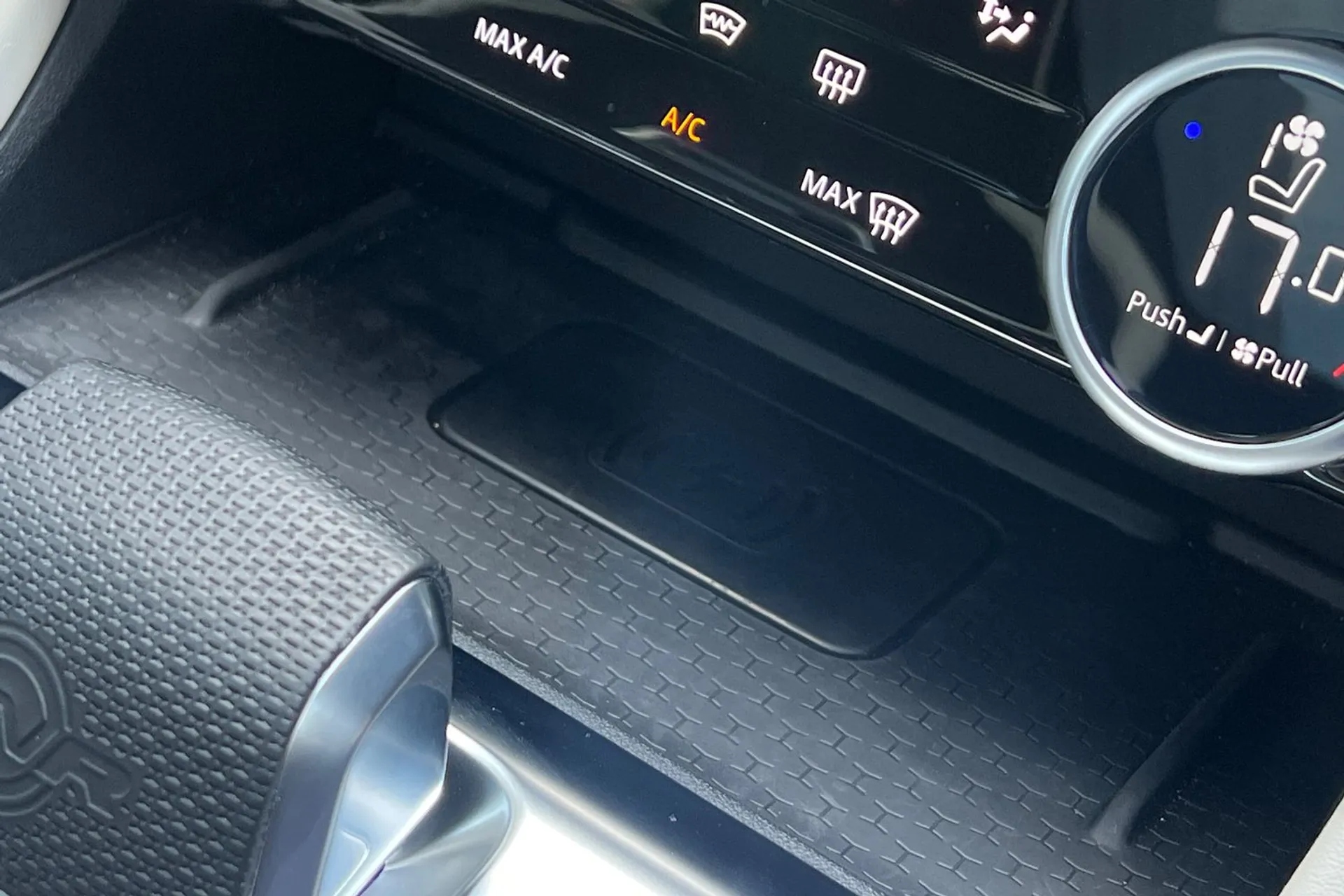 Jaguar F-PACE thumbnail image number 35