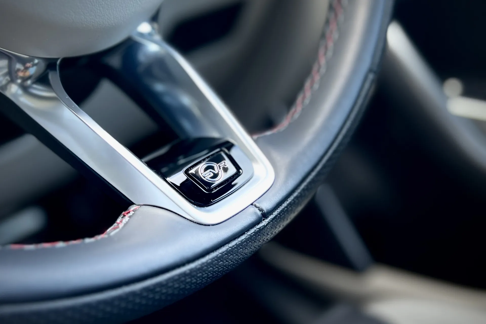 Jaguar F-PACE thumbnail image number 38