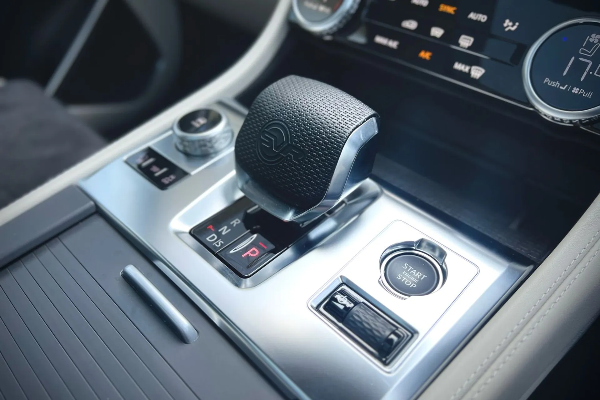 Jaguar F-PACE thumbnail image number 34