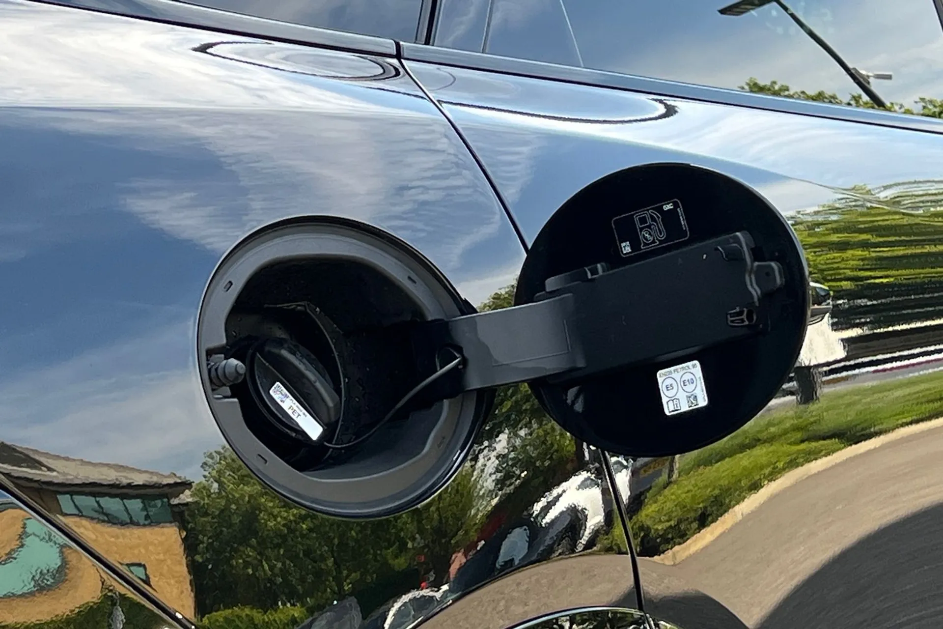 Jaguar F-PACE thumbnail image number 32