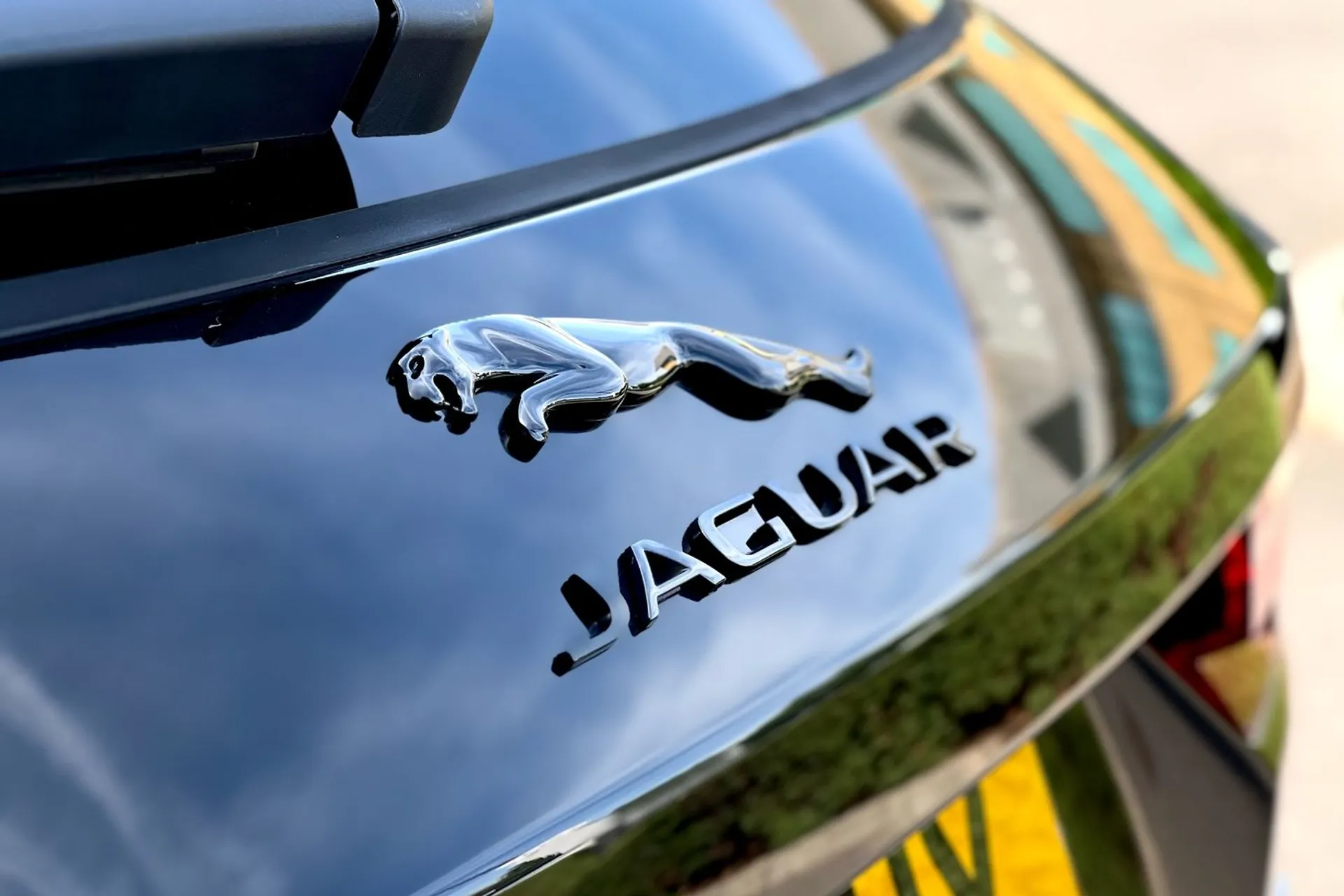 Jaguar F-PACE thumbnail image number 19