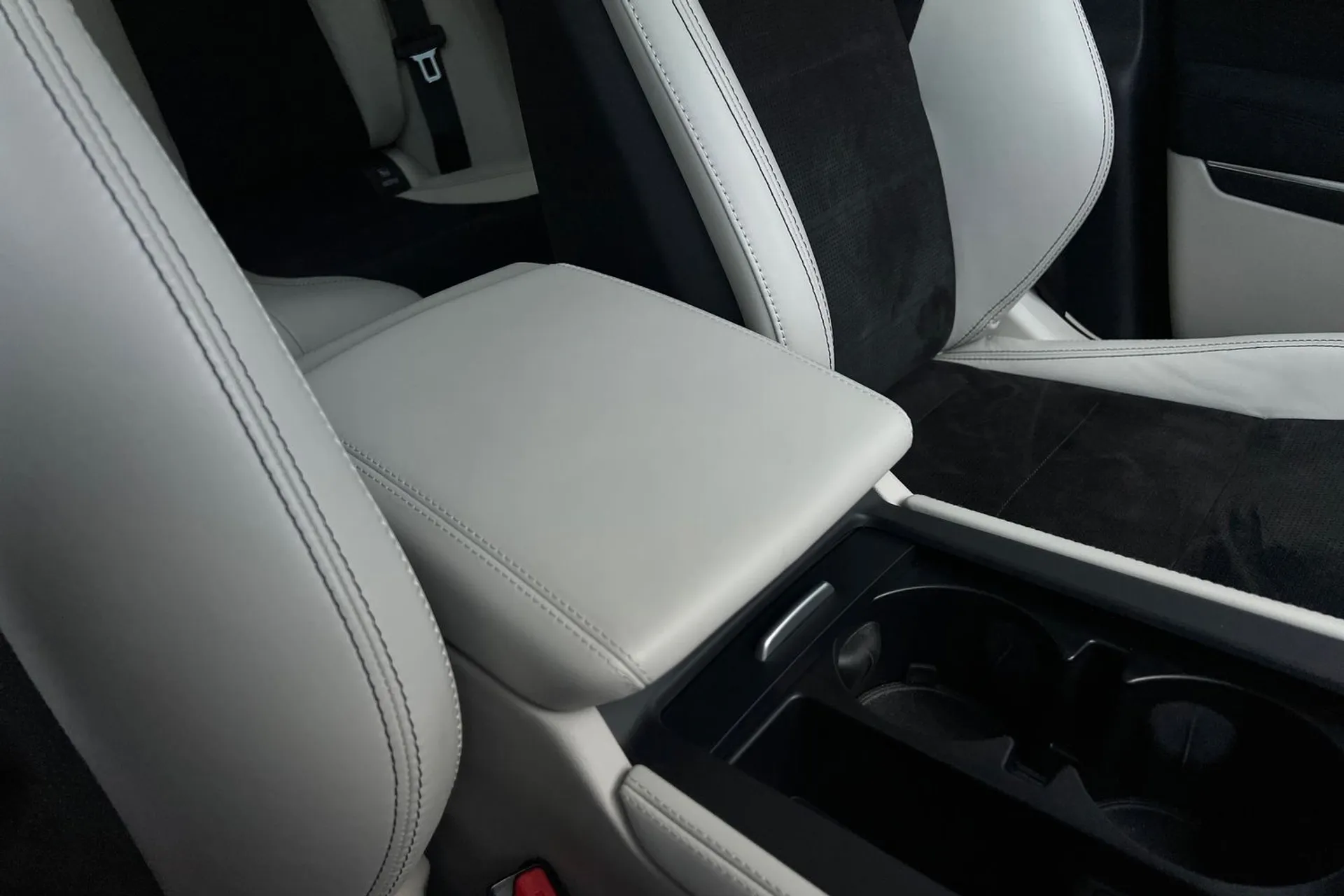 Jaguar F-PACE thumbnail image number 56
