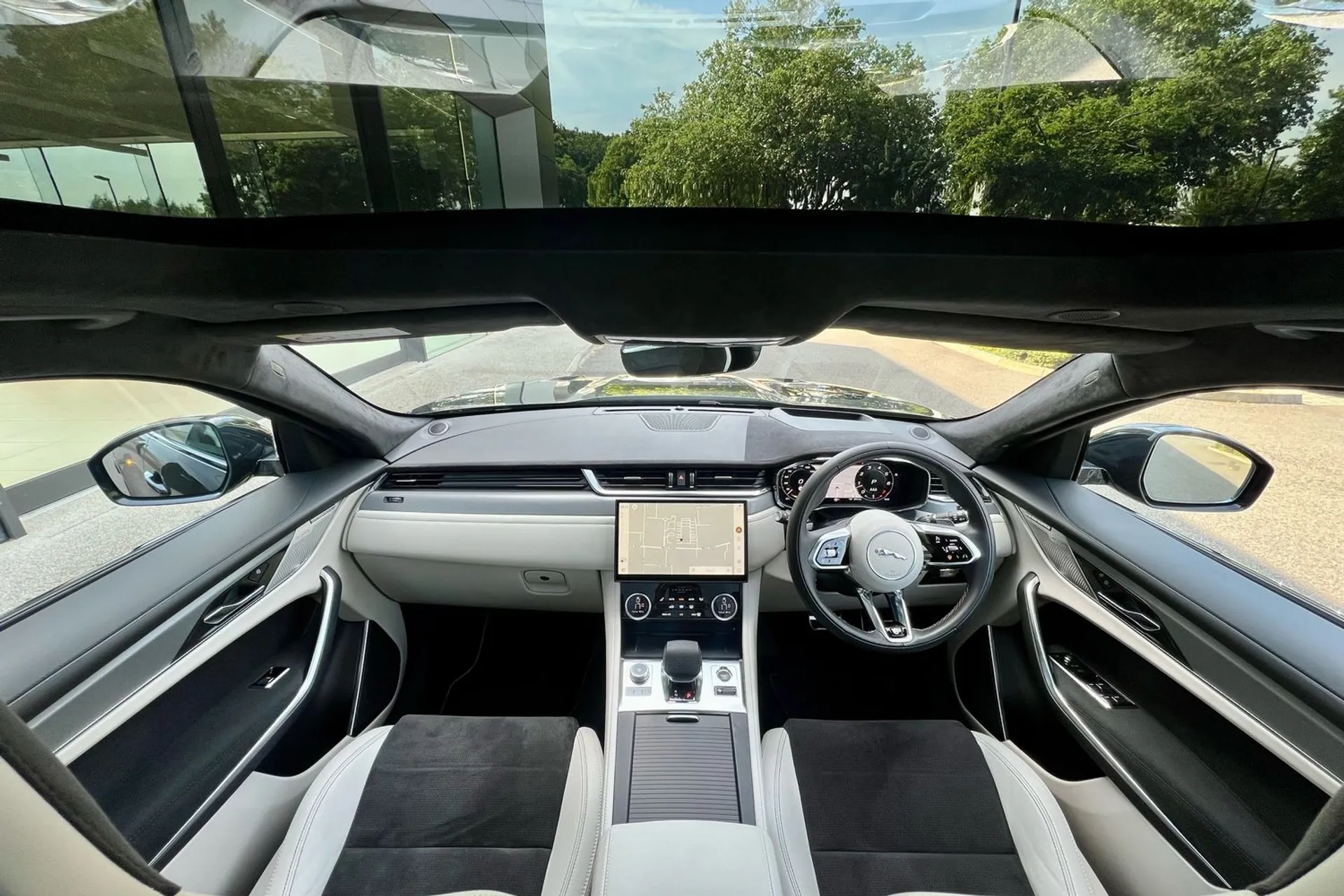 Jaguar F-PACE thumbnail image number 3