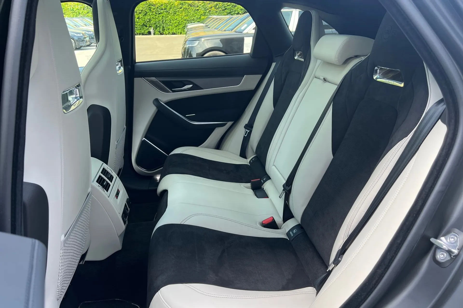 Jaguar F-PACE thumbnail image number 61