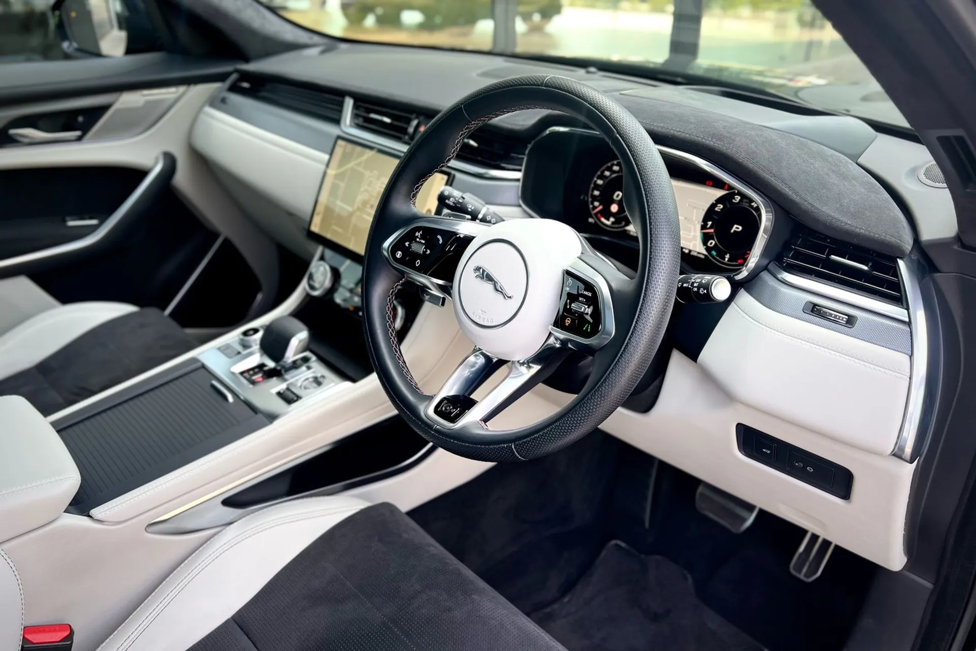 Jaguar F-PACE thumbnail image number 54