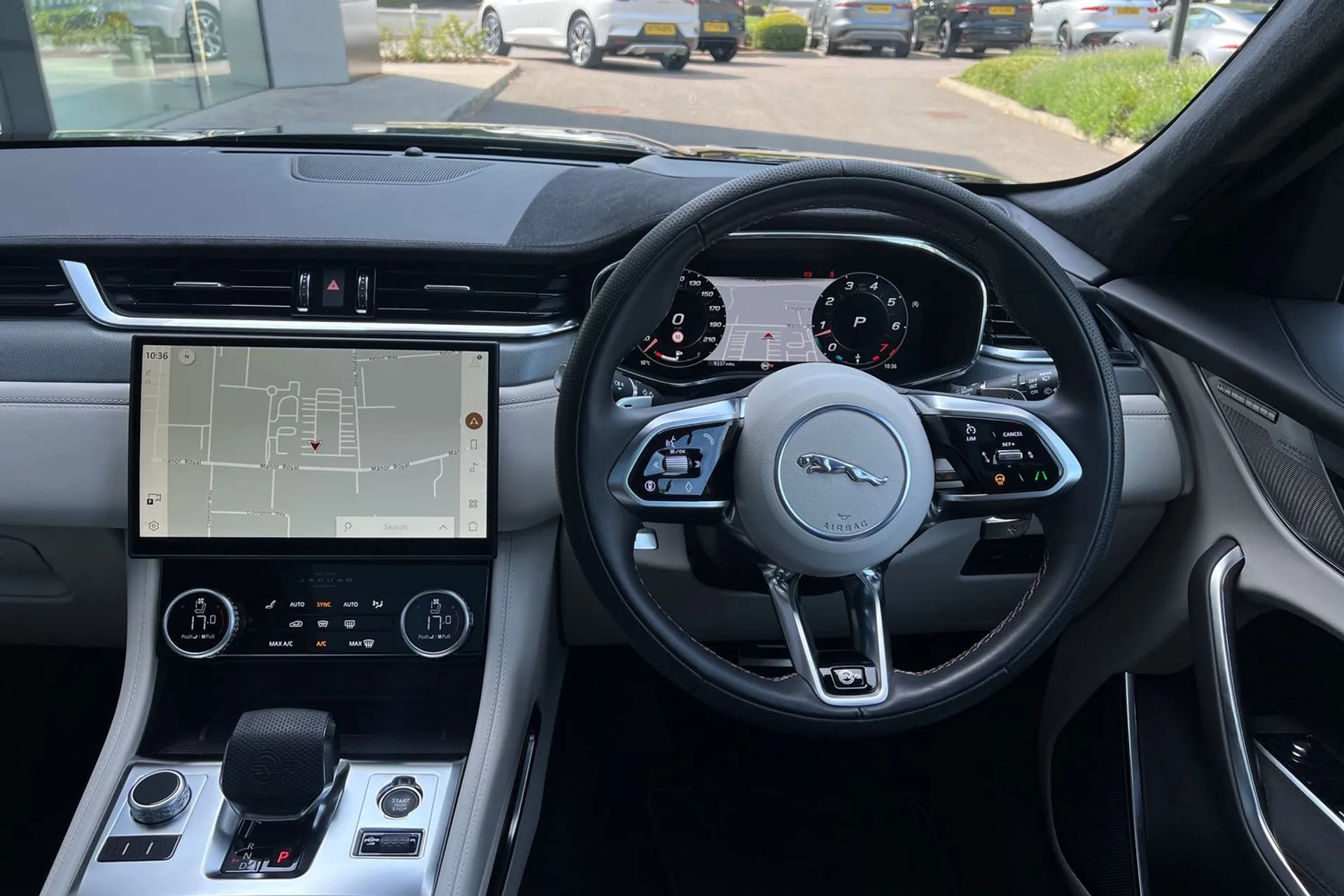 Jaguar F-PACE thumbnail image number 37
