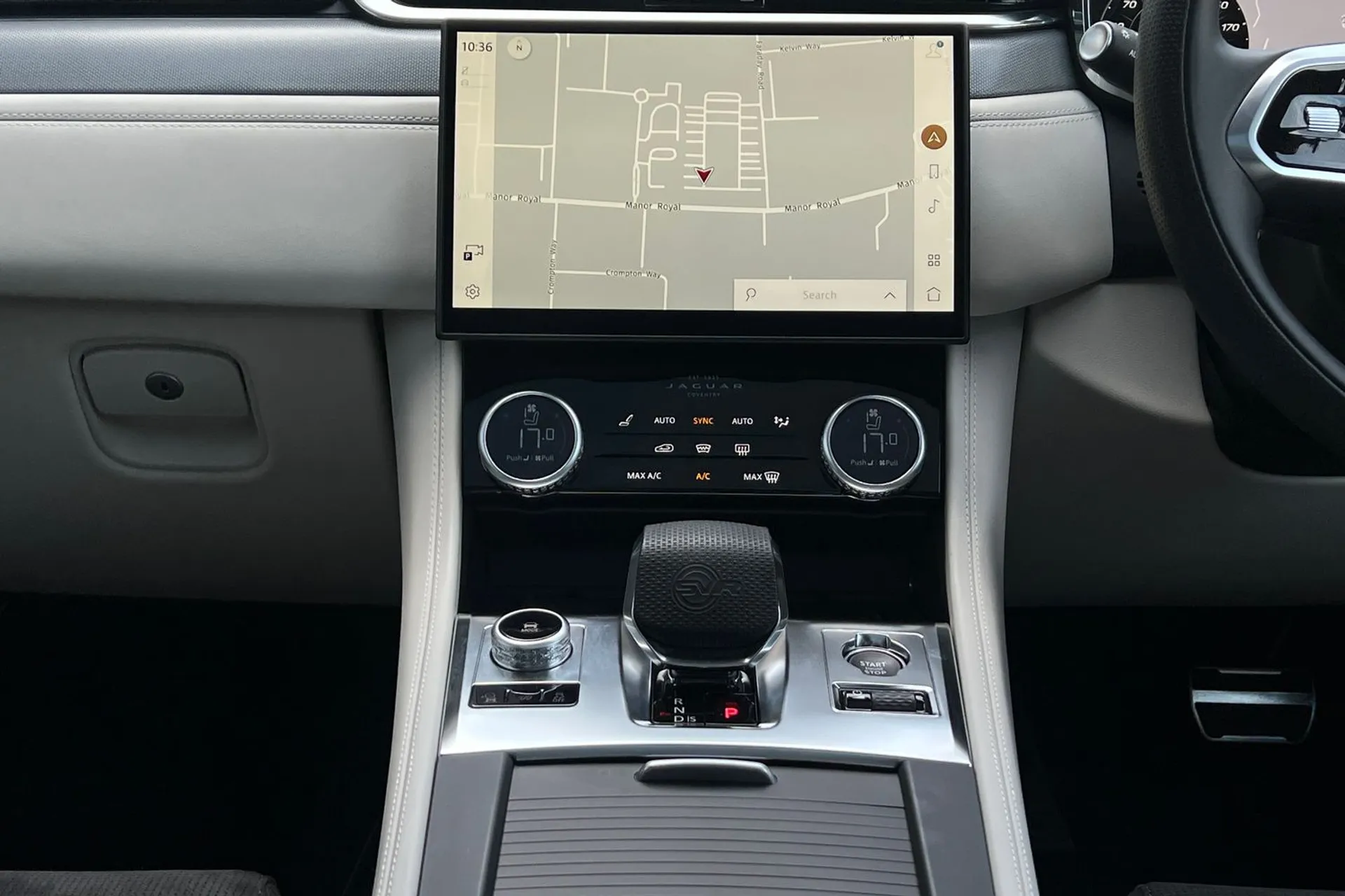 Jaguar F-PACE thumbnail image number 36
