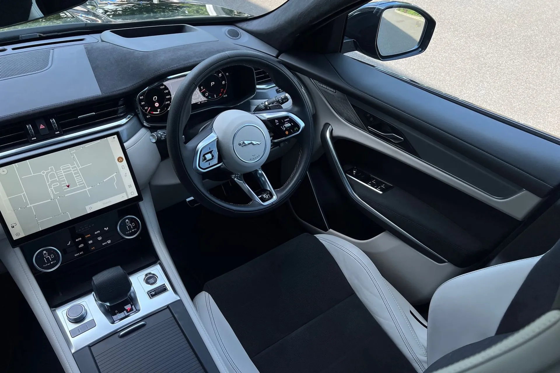 Jaguar F-PACE thumbnail image number 39