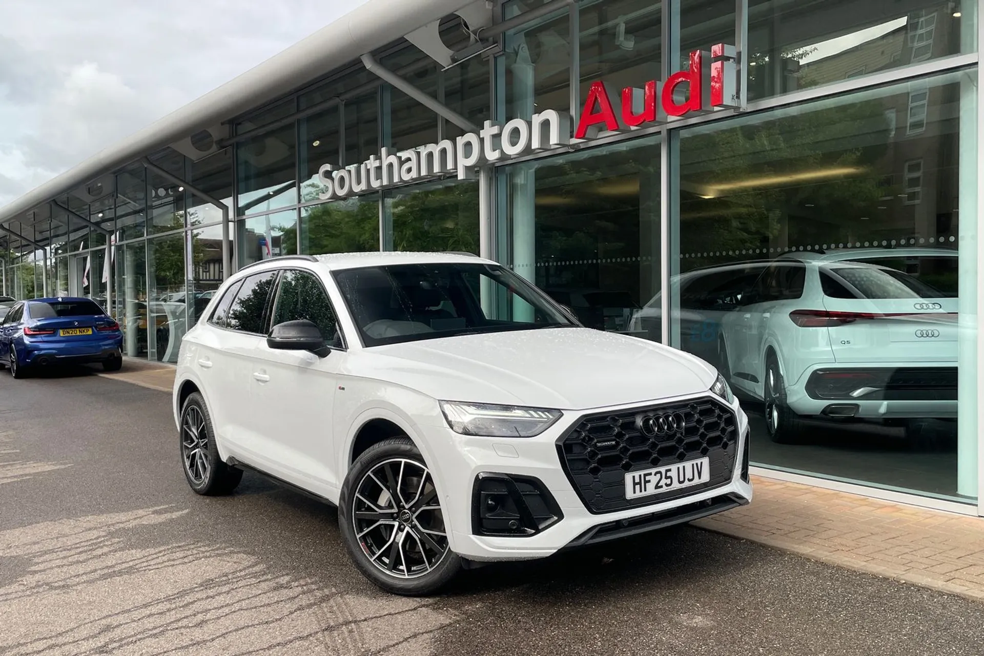 Audi Q5 focused image