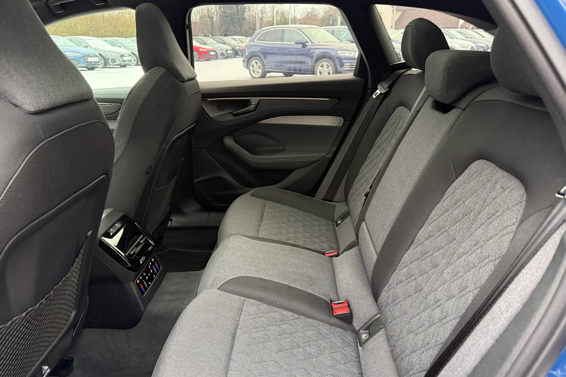 Audi A6 thumbnail image number 43