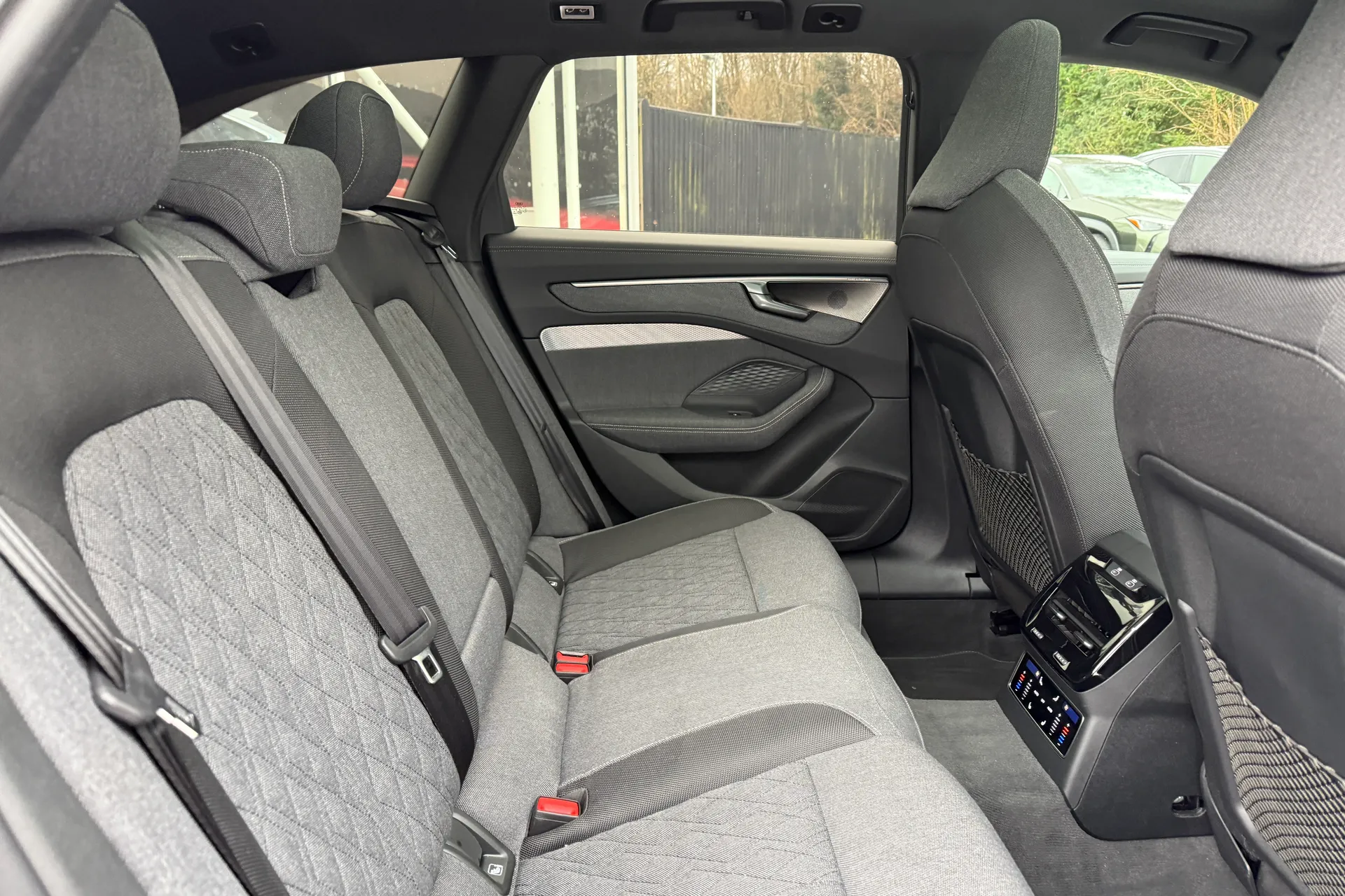 Audi A6 thumbnail image number 24