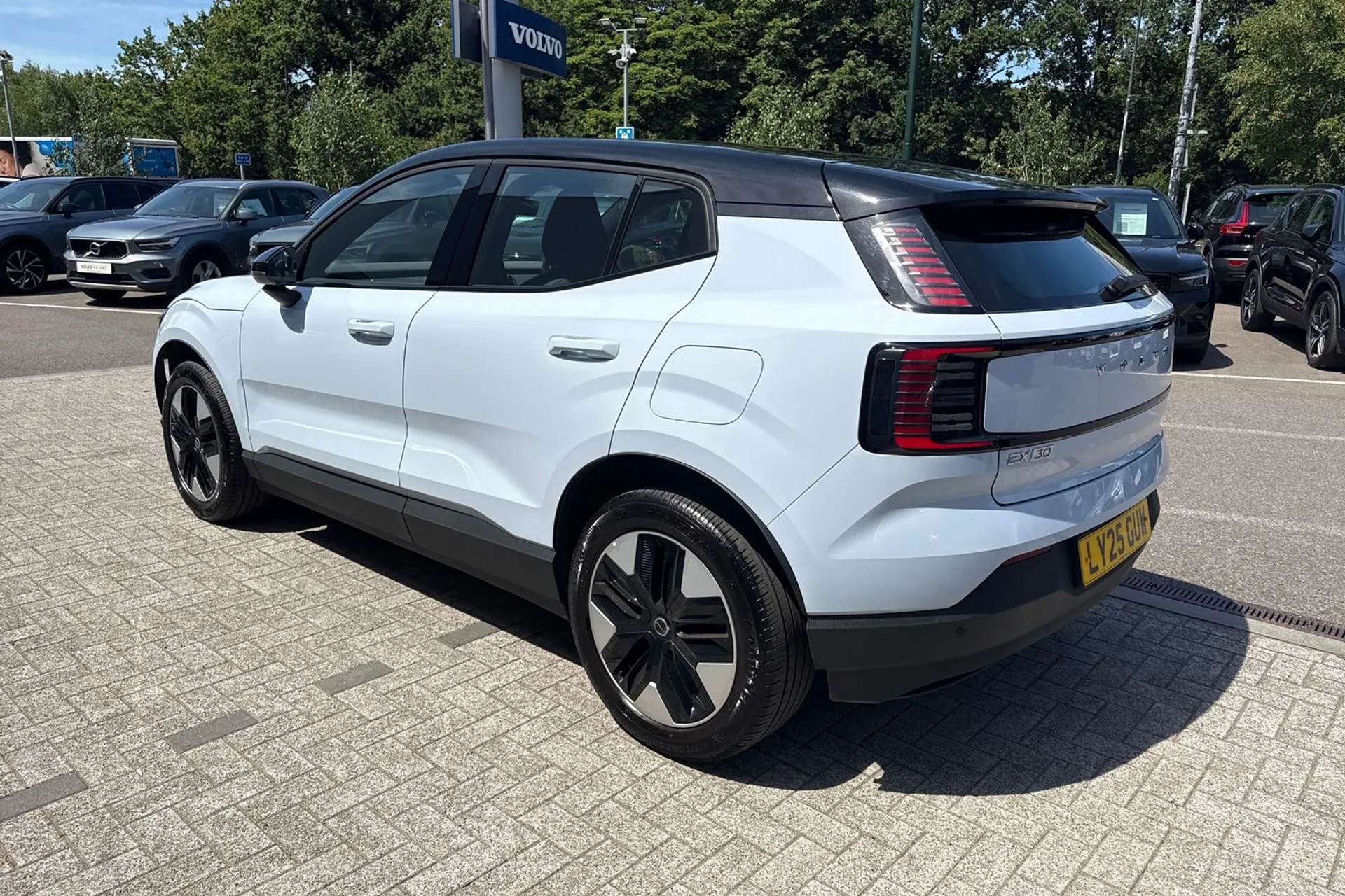 Volvo EX30 thumbnail image number 10