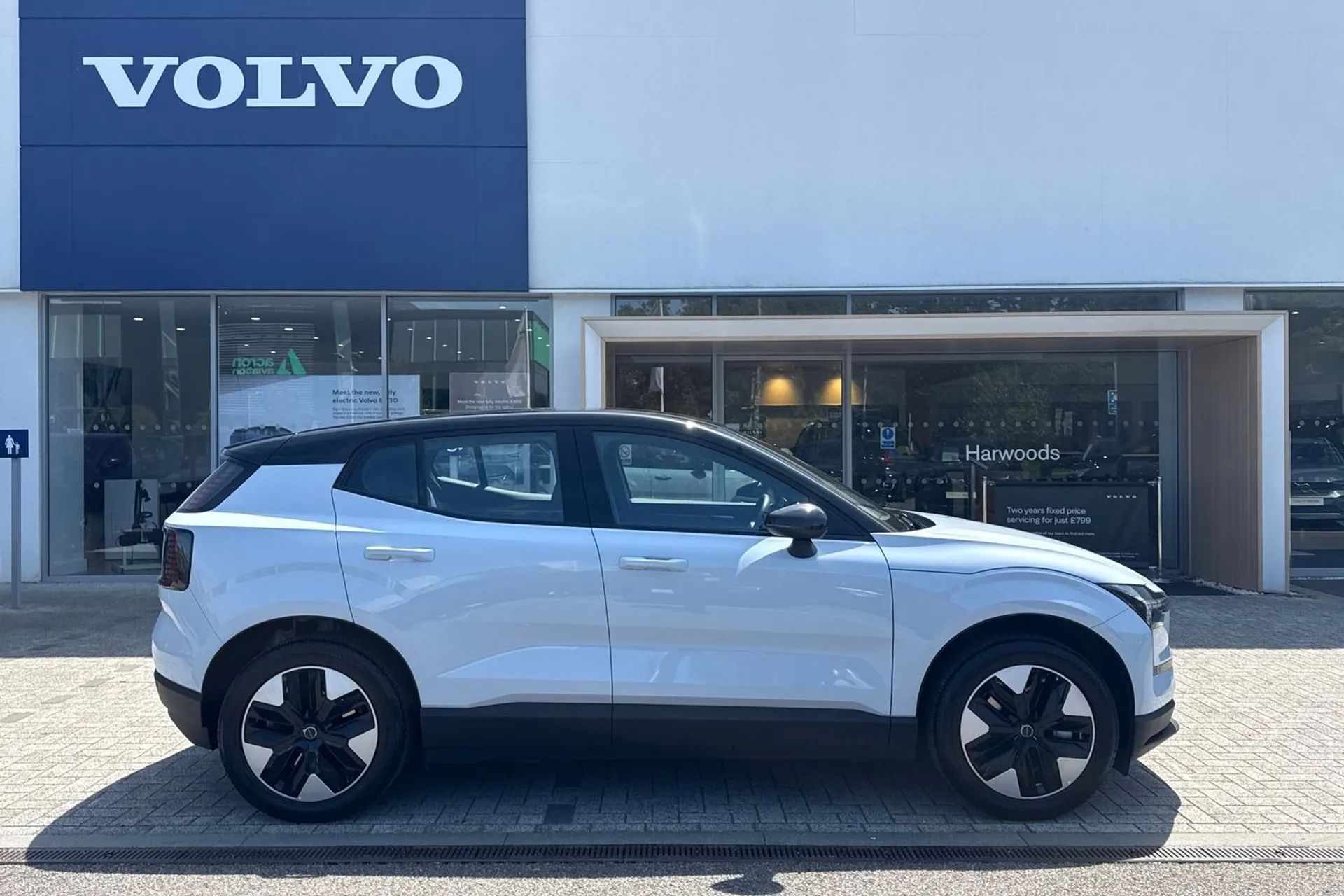 Volvo EX30 thumbnail image number 2