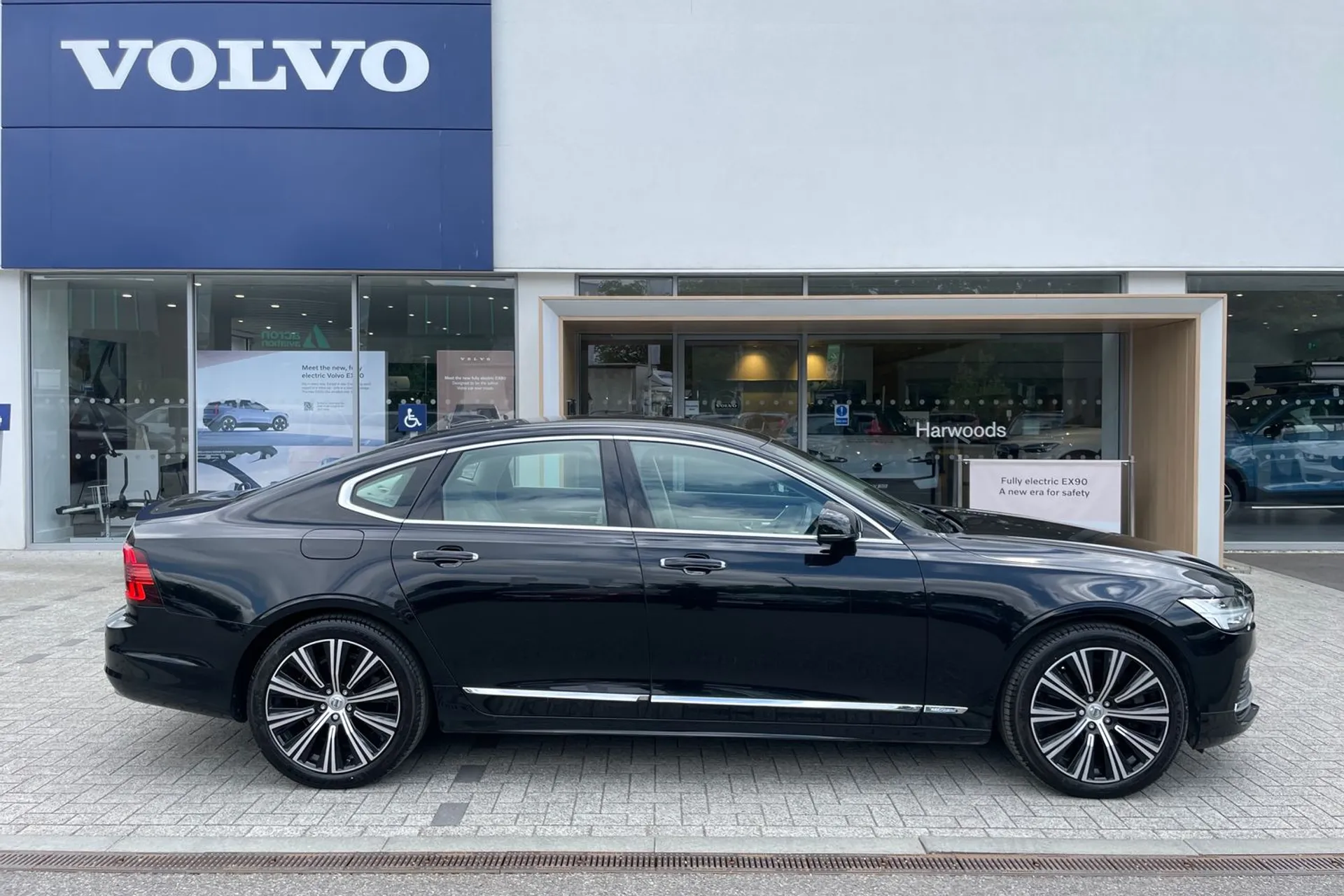 Volvo S90 thumbnail image number 2