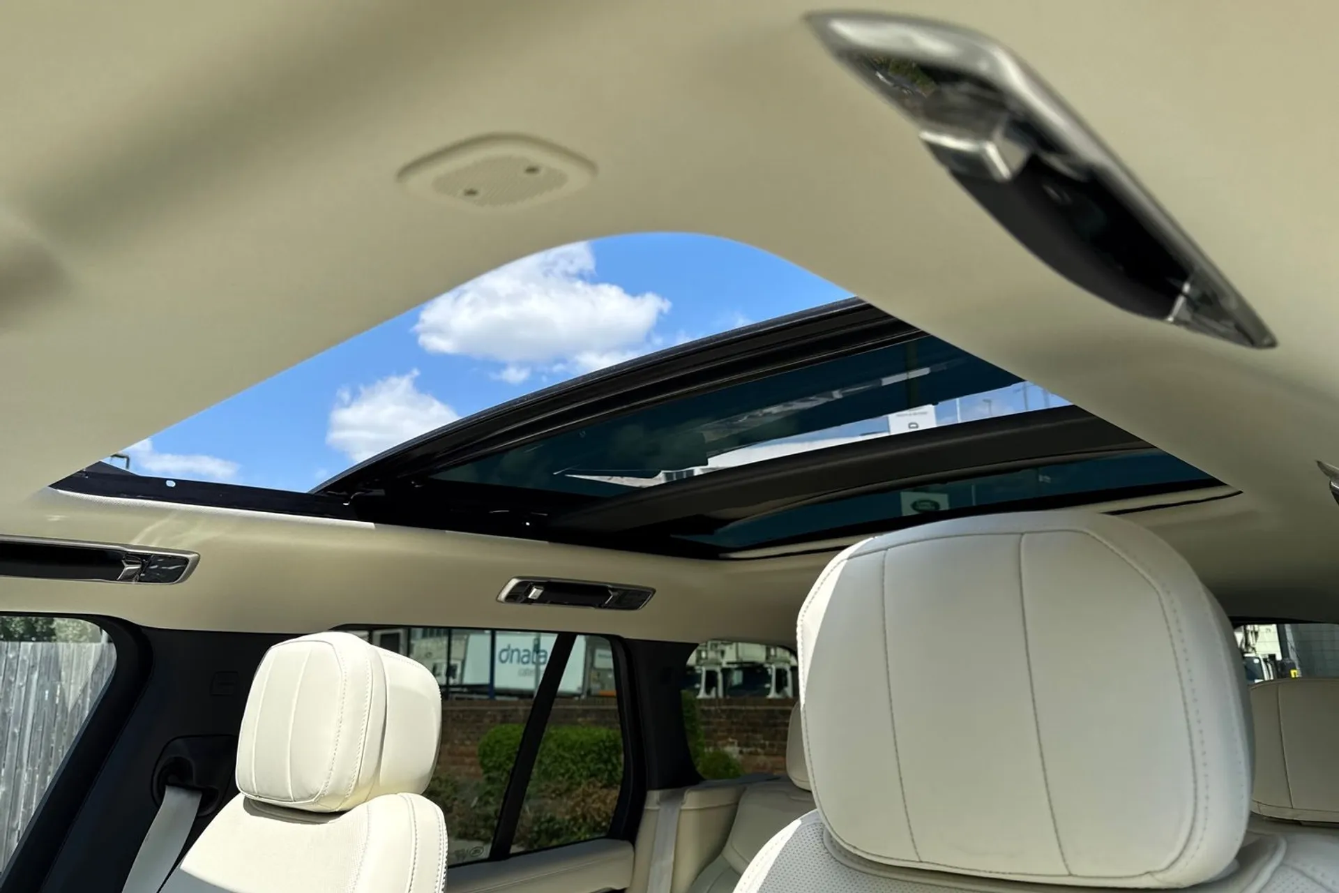 LAND ROVER RANGE ROVER thumbnail image number 4