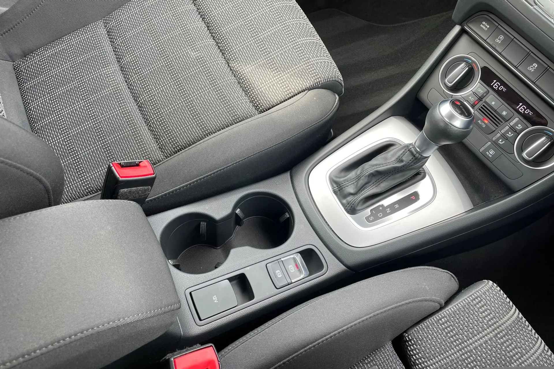 Audi Q3 thumbnail image number 32