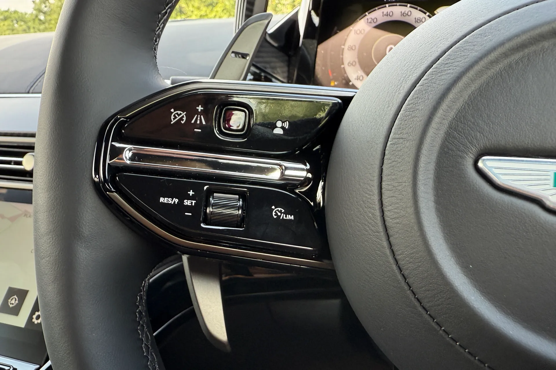 Aston Martin Vantage thumbnail image number 31
