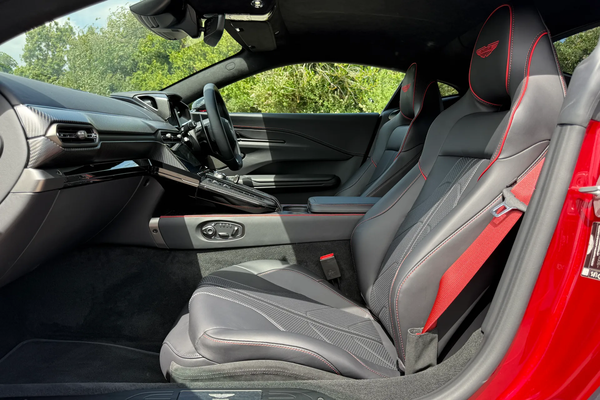 Aston Martin Vantage thumbnail image number 22