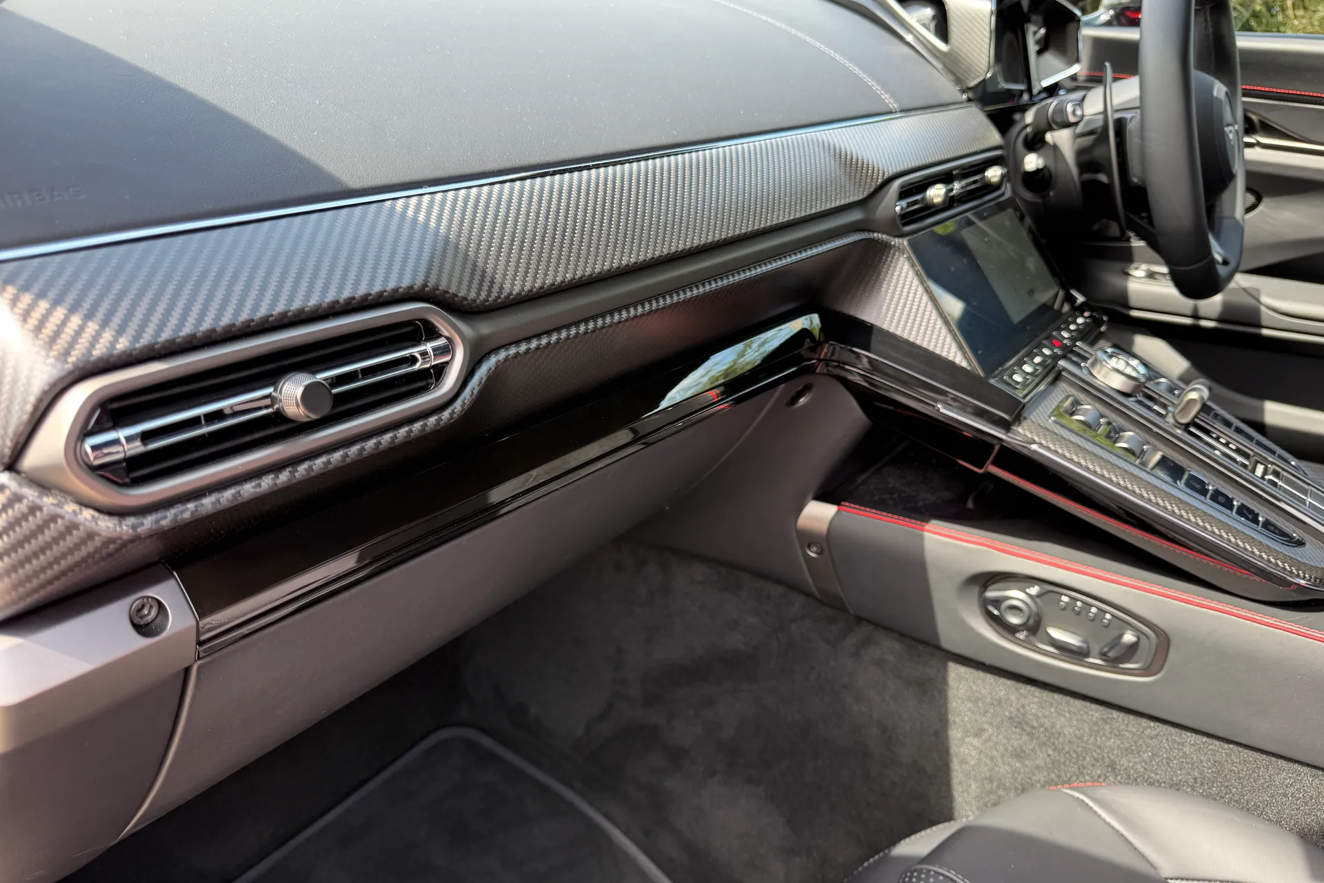 Aston Martin Vantage thumbnail image number 23