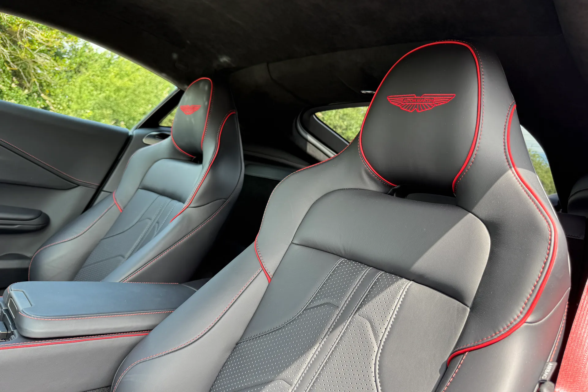 Aston Martin Vantage thumbnail image number 24