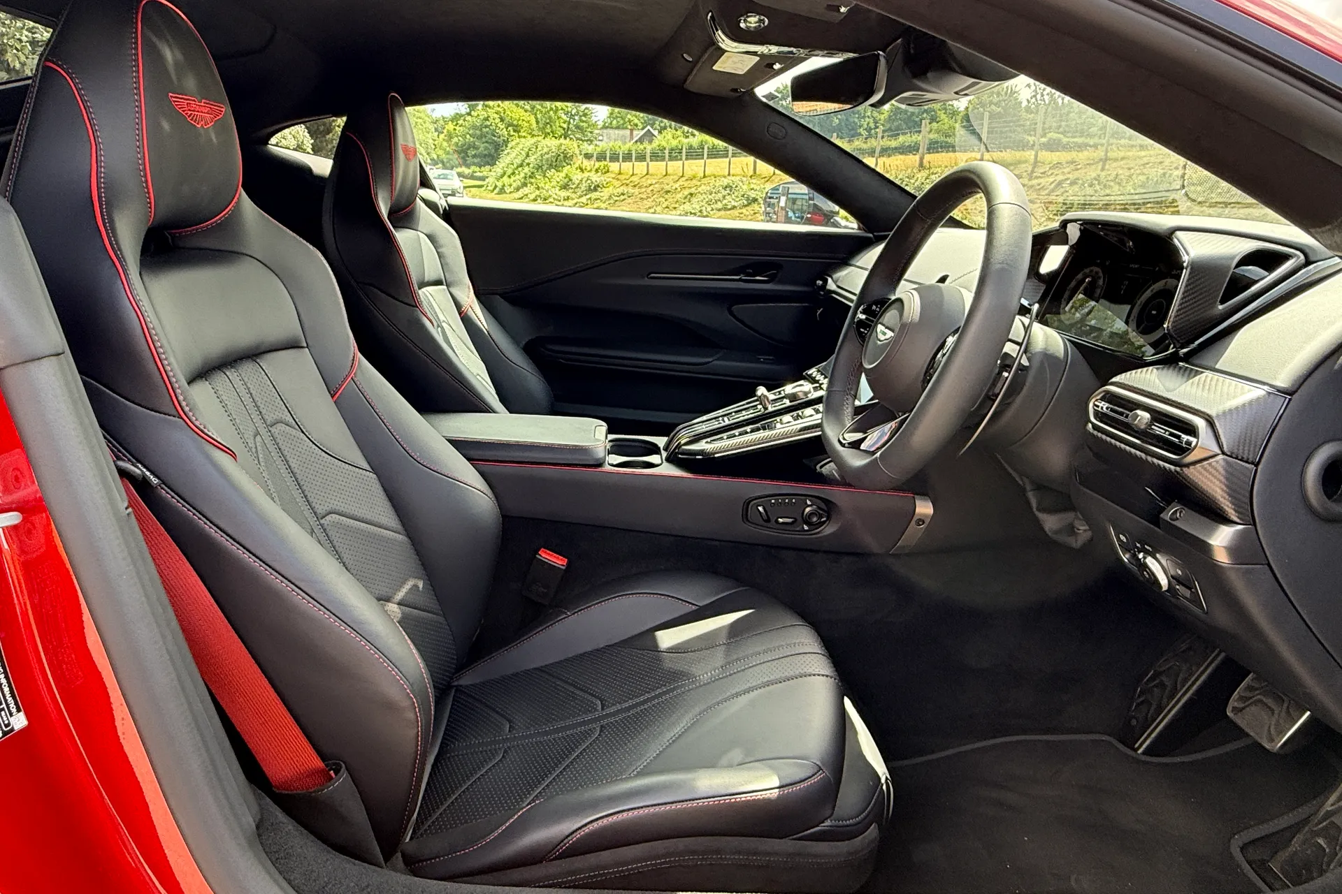 Aston Martin Vantage thumbnail image number 18