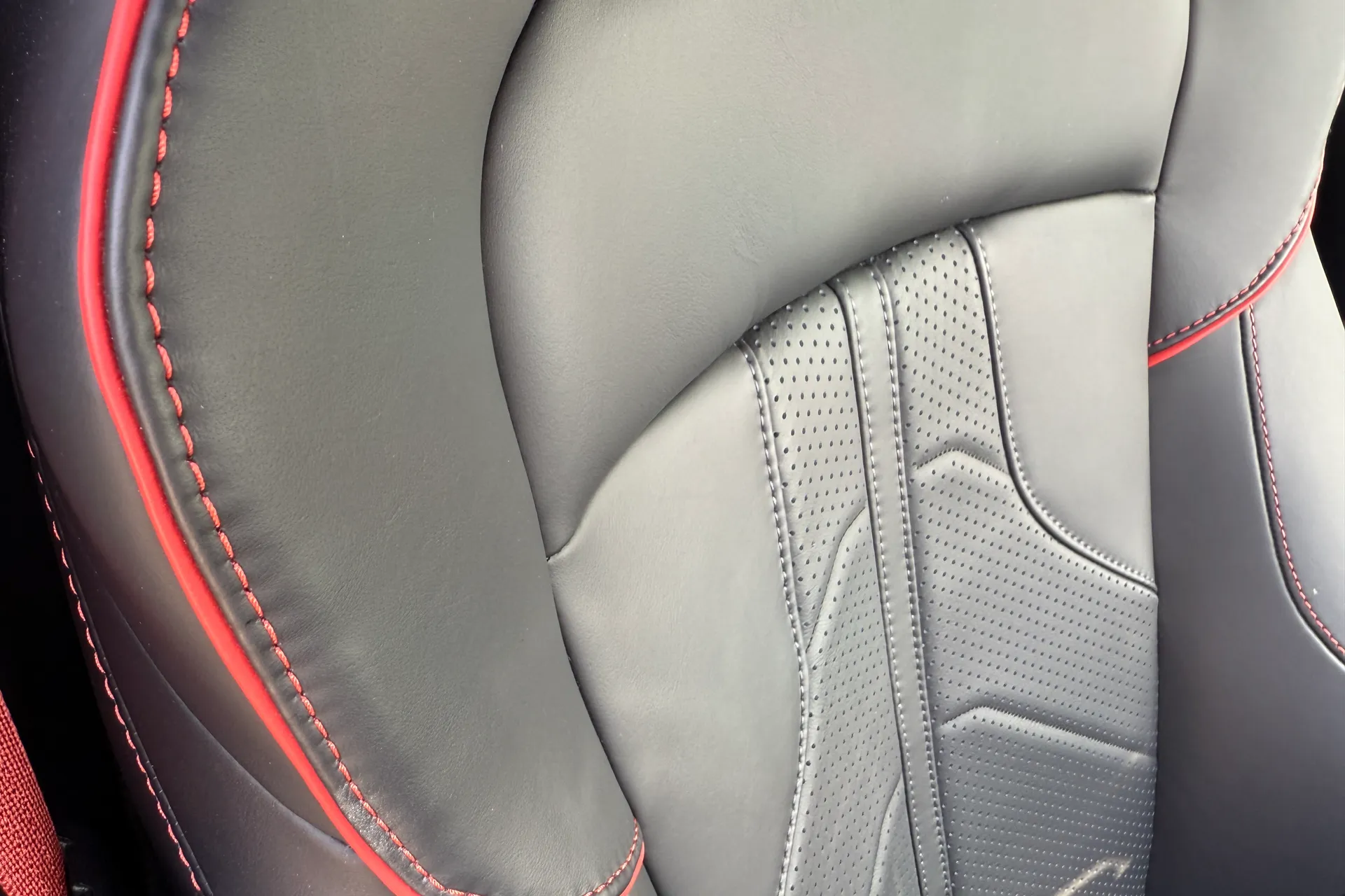 Aston Martin Vantage thumbnail image number 19