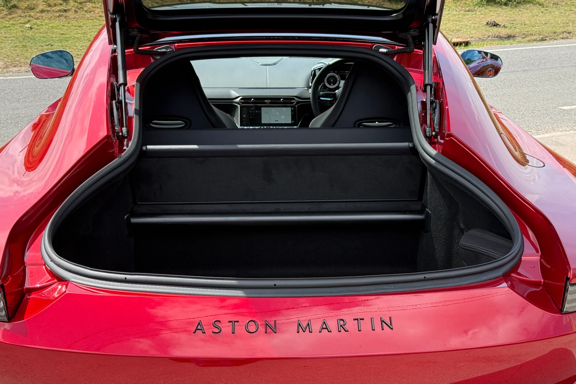 Aston Martin Vantage thumbnail image number 15