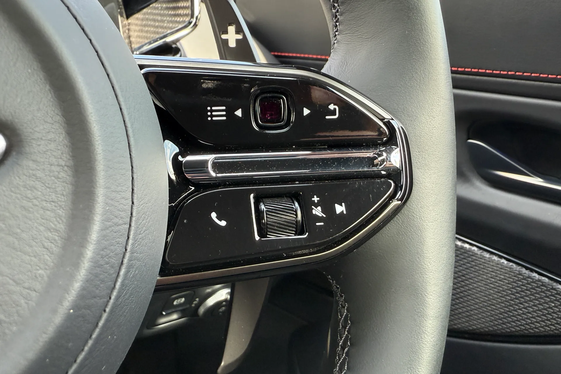 Aston Martin Vantage thumbnail image number 32