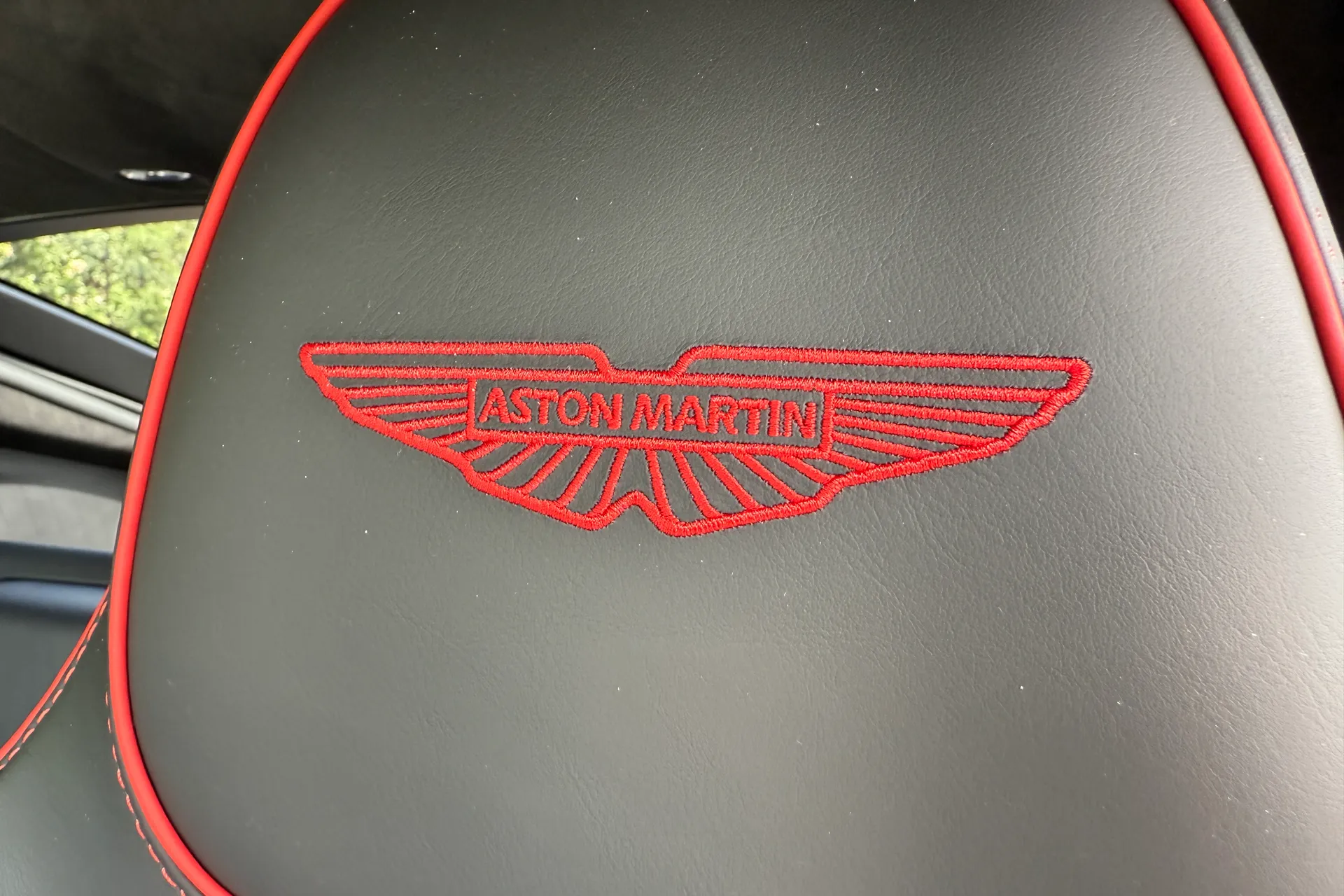 Aston Martin Vantage thumbnail image number 25