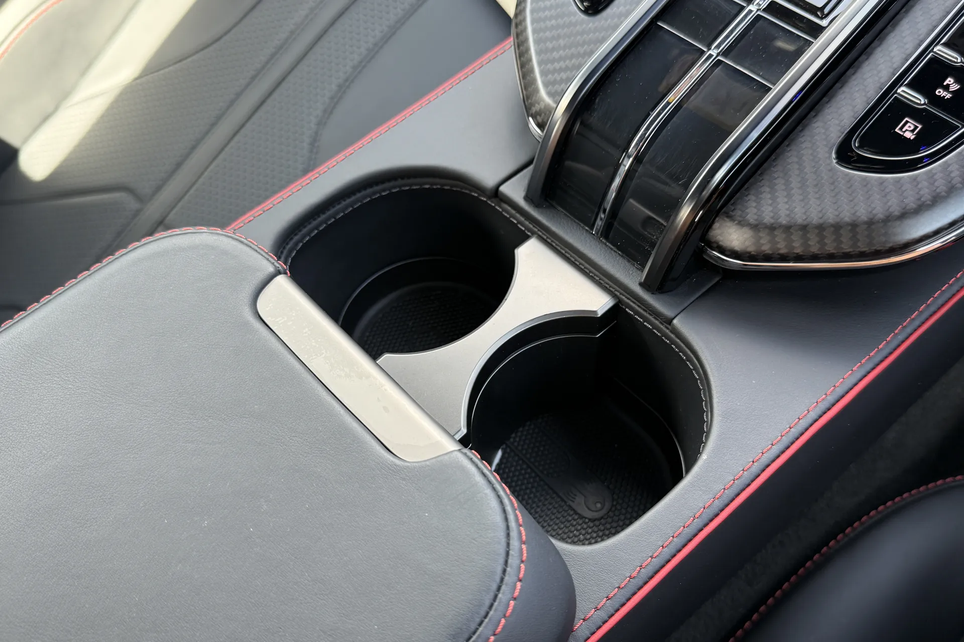 Aston Martin Vantage thumbnail image number 30