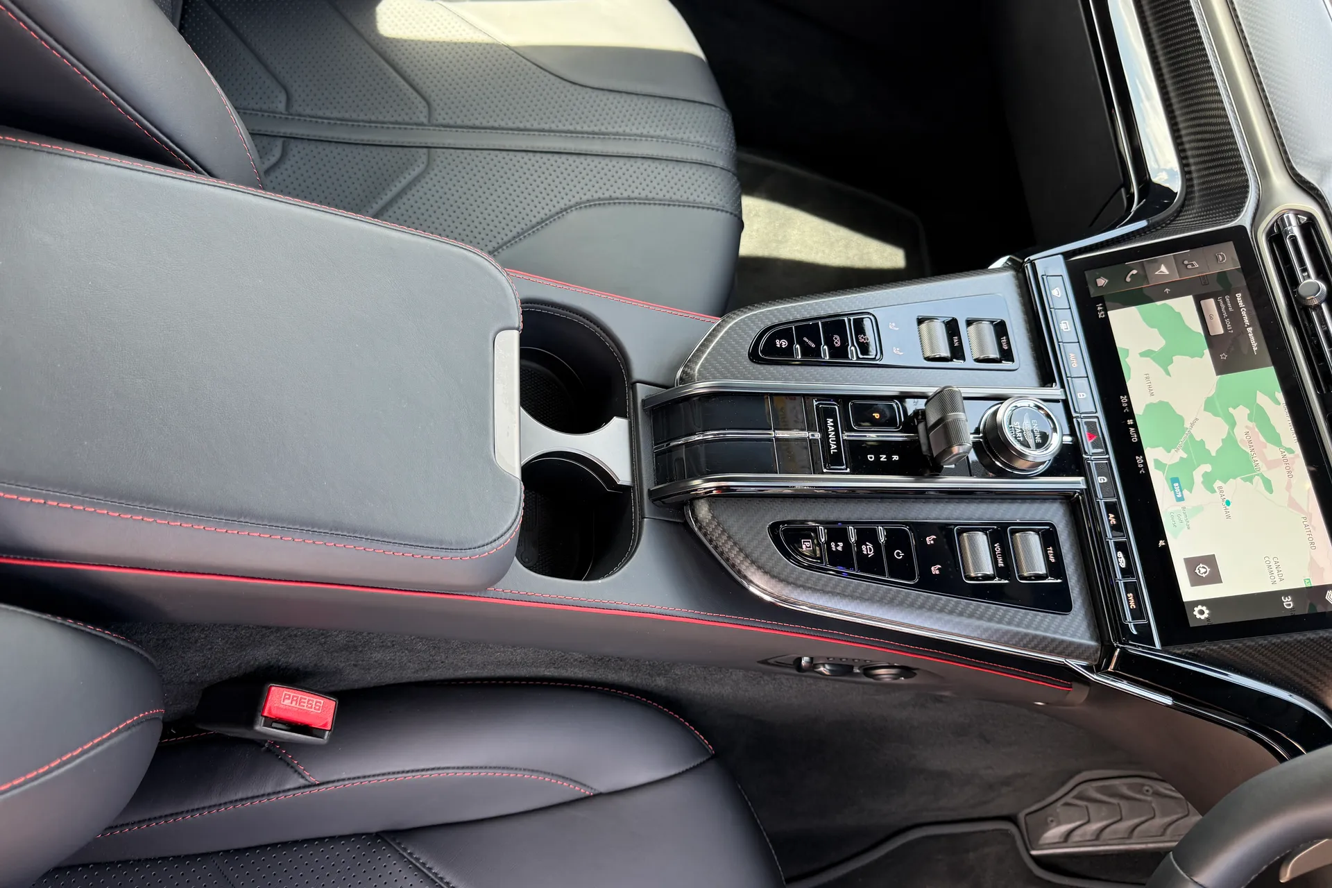 Aston Martin Vantage thumbnail image number 37