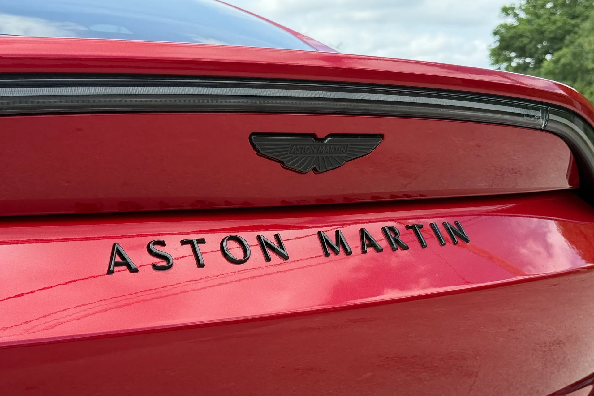 Aston Martin Vantage thumbnail image number 13