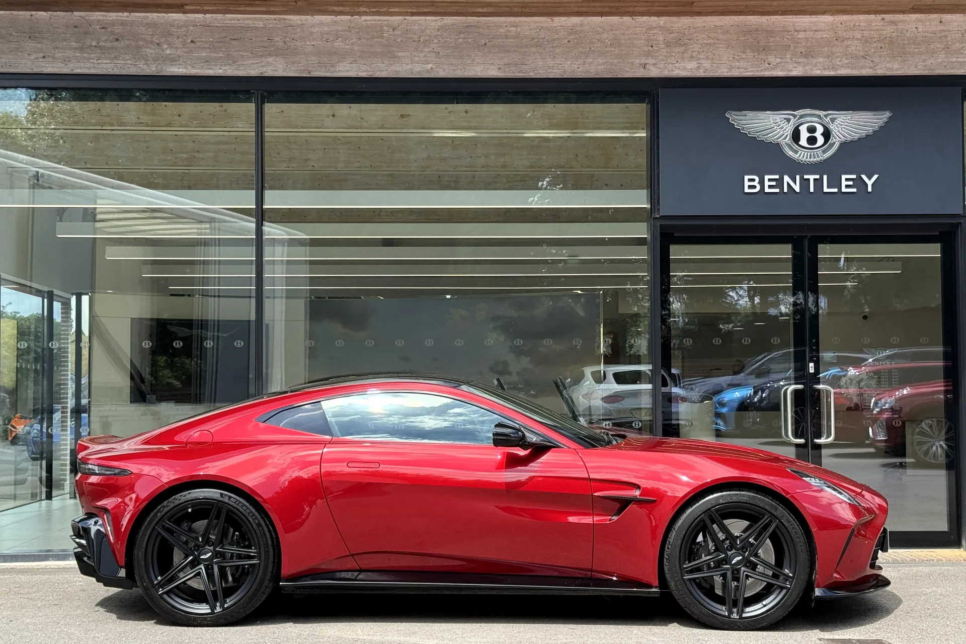 Aston Martin Vantage thumbnail image number 2