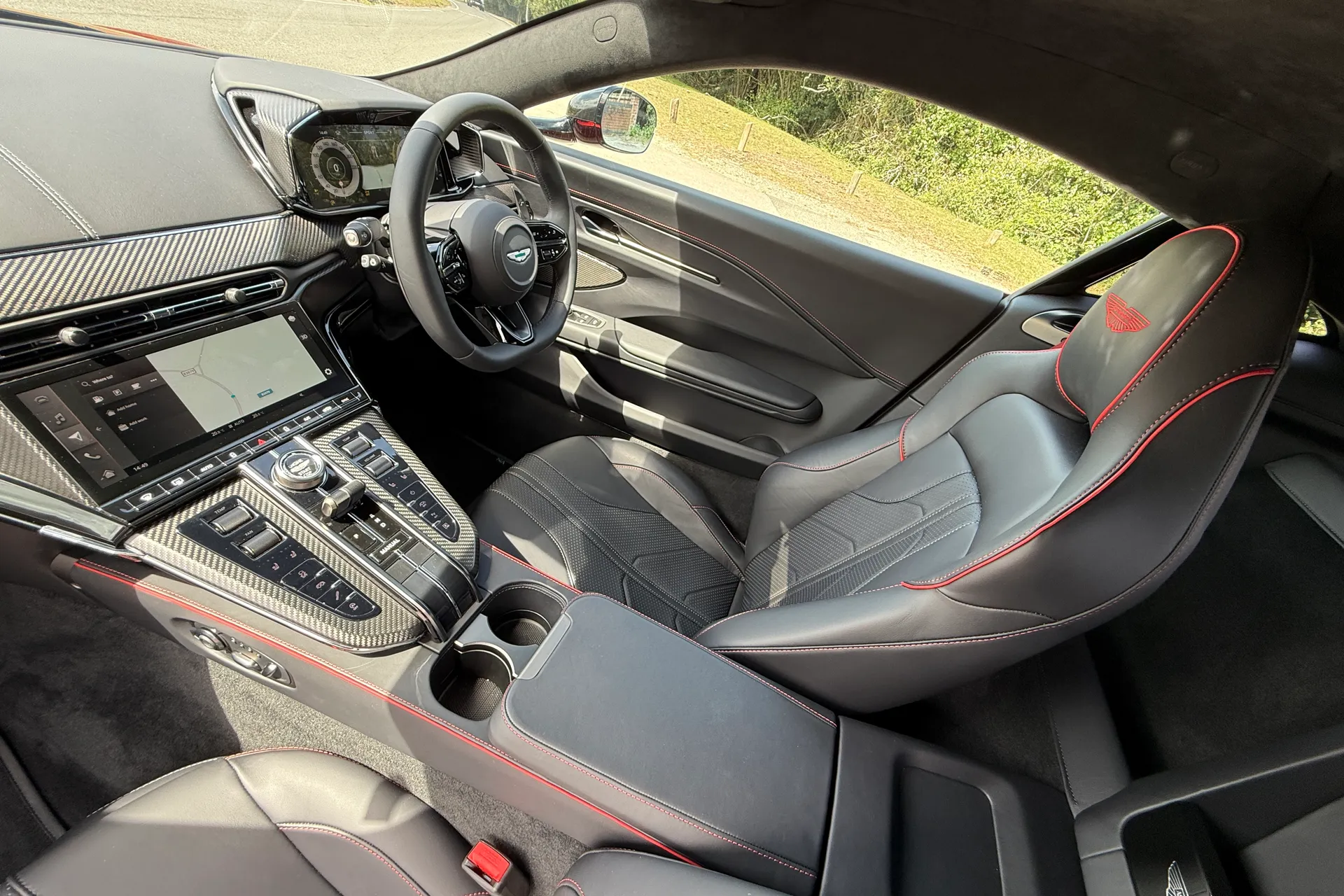 Aston Martin Vantage thumbnail image number 26