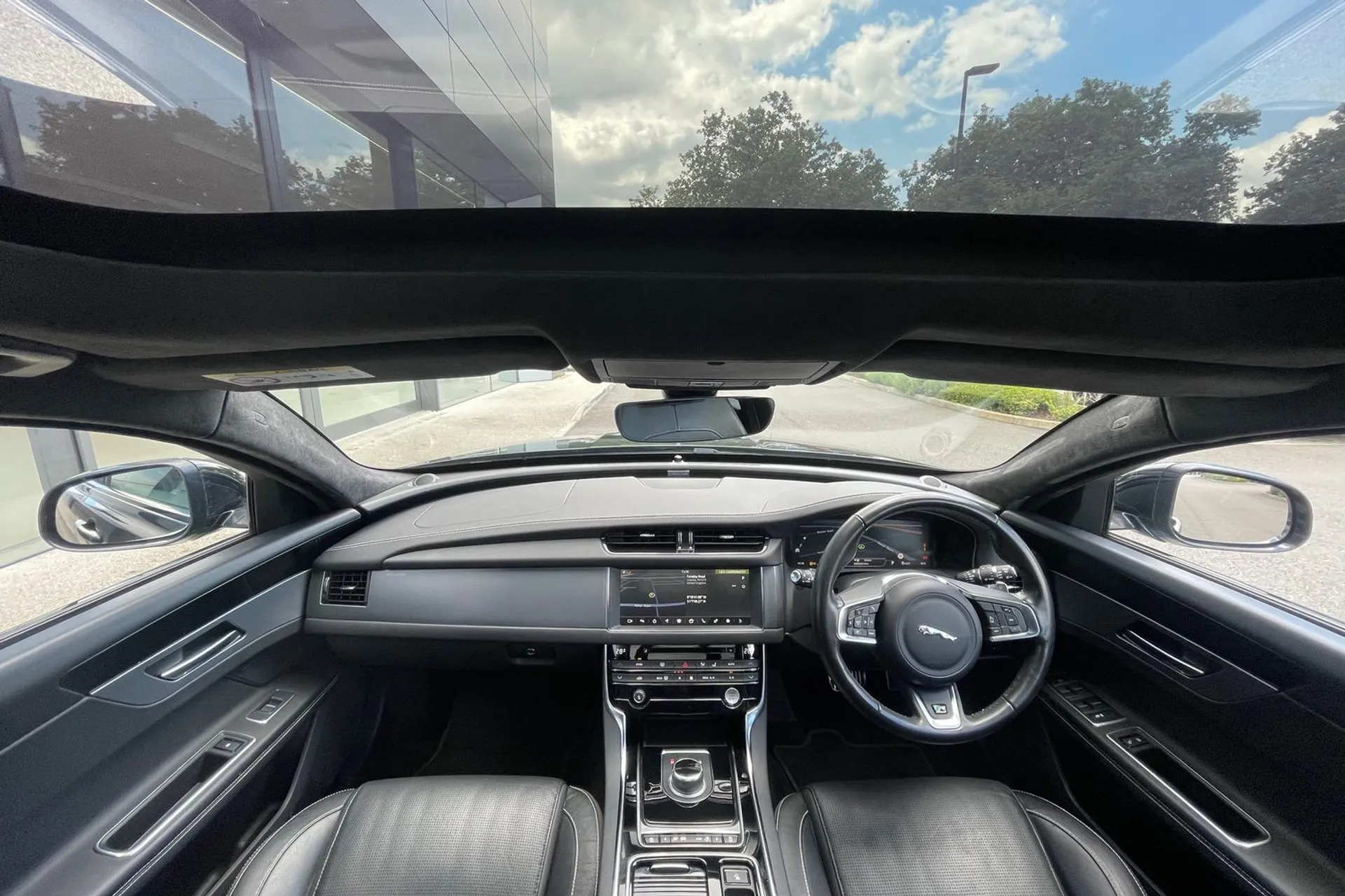 Jaguar XF thumbnail image number 4