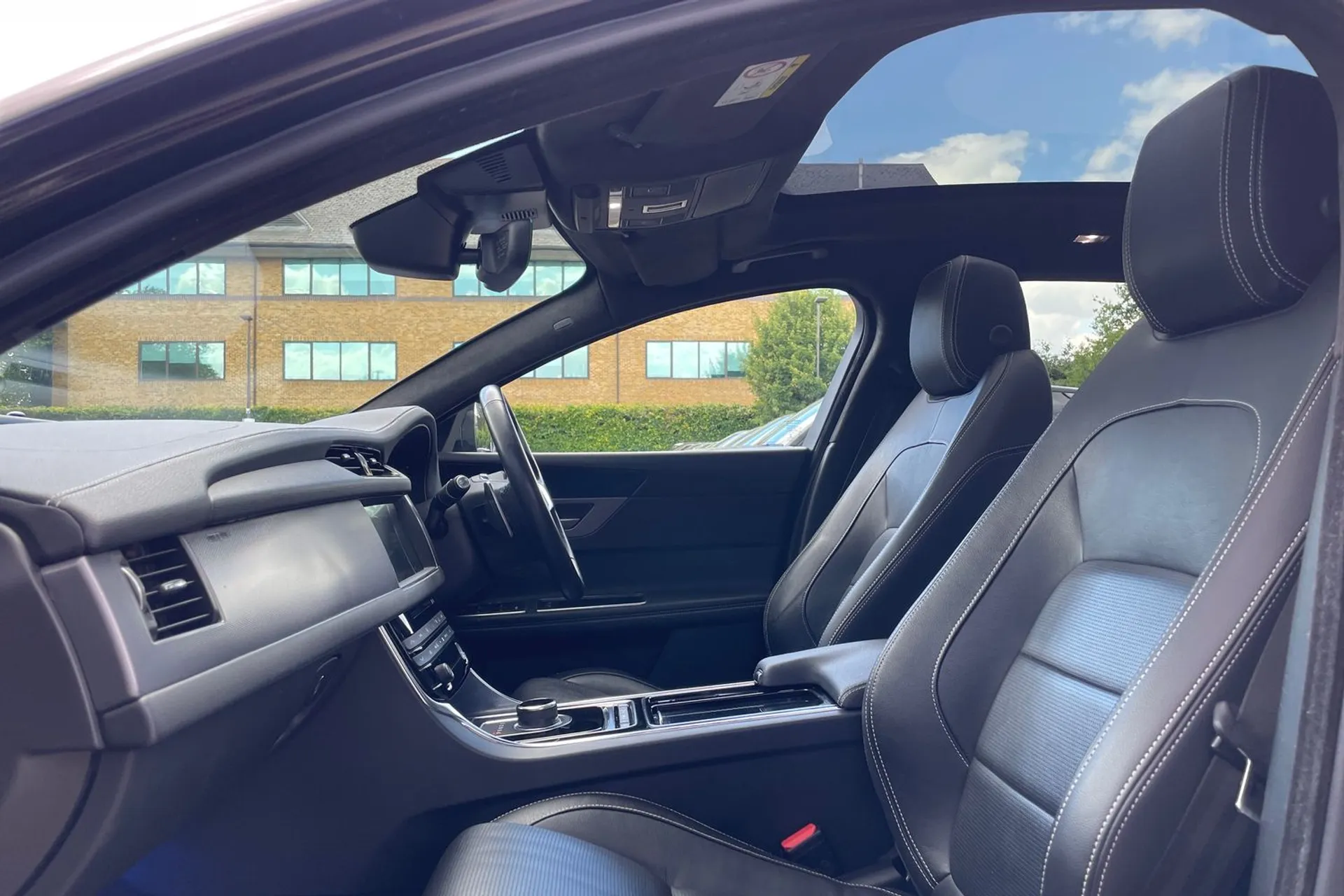 Jaguar XF thumbnail image number 41