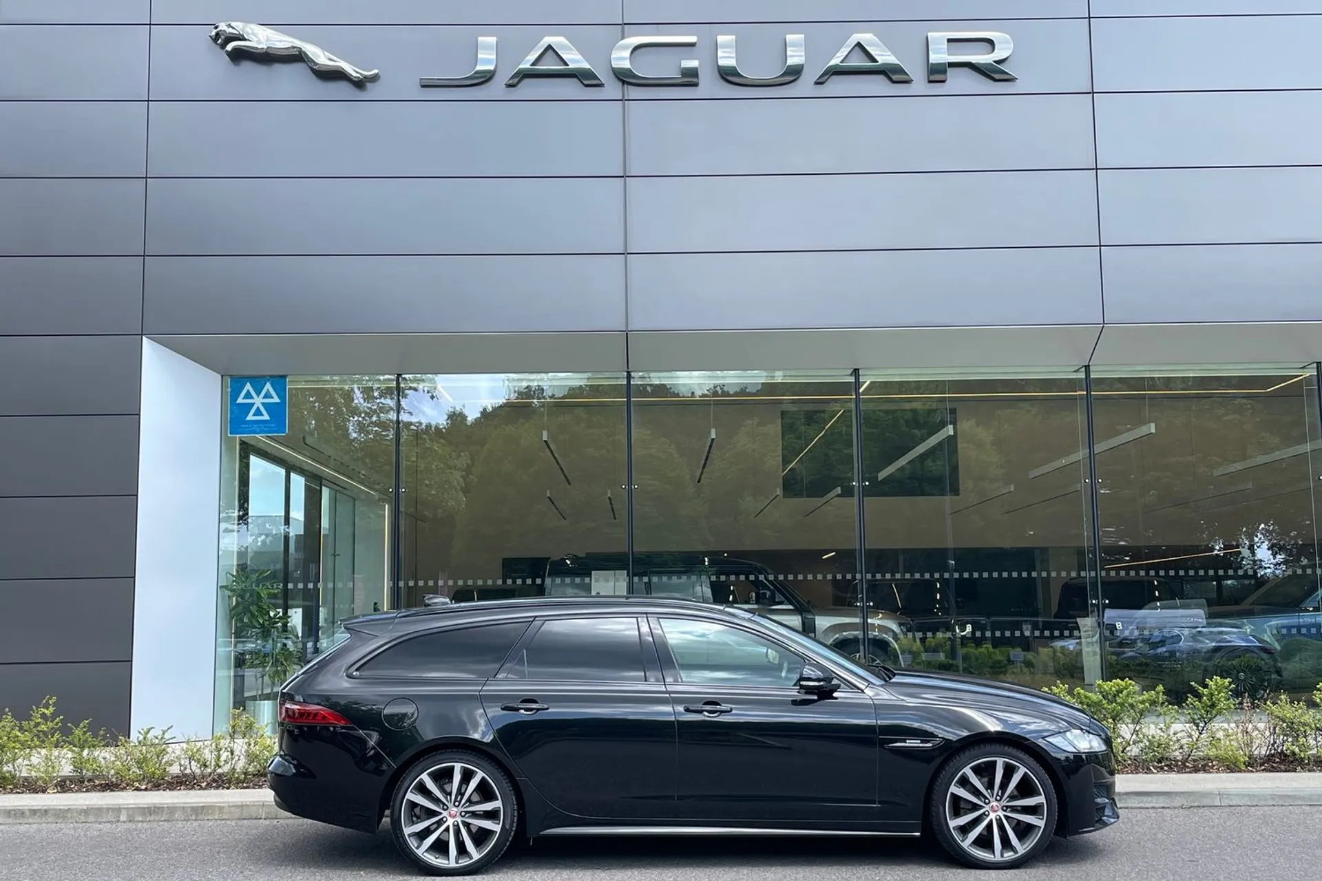 Jaguar XF thumbnail image number 2