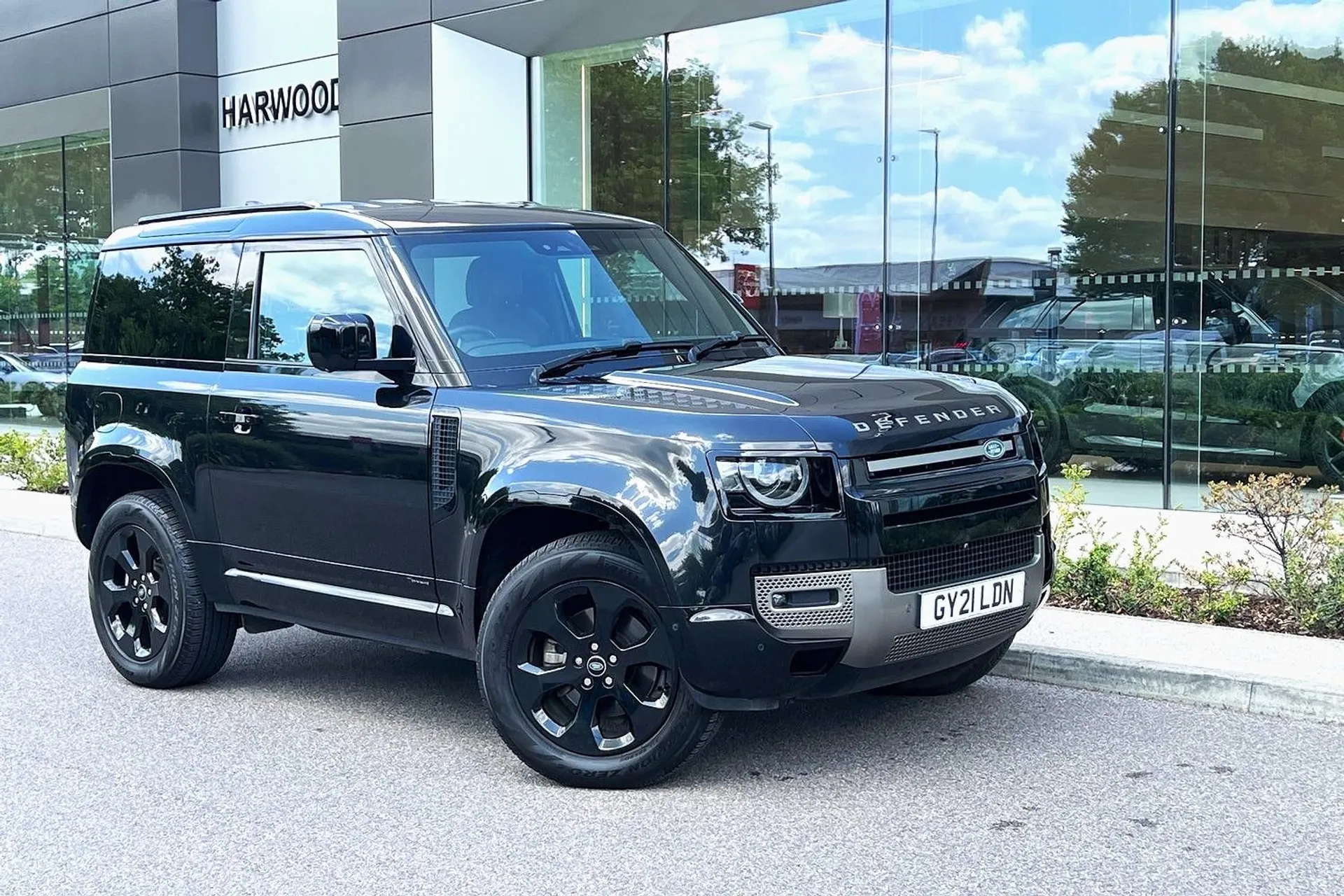 LAND ROVER DEFENDER focused image