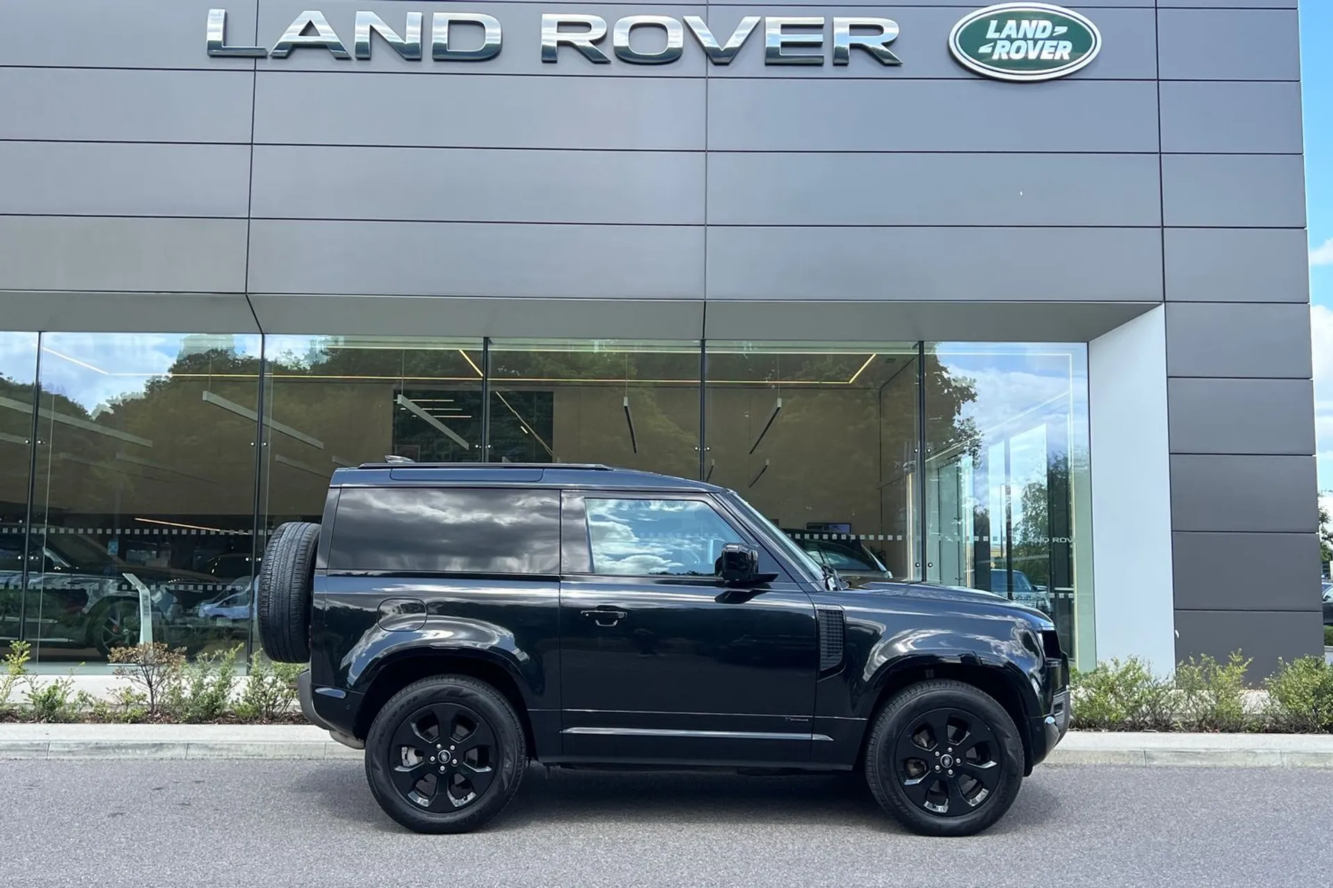 LAND ROVER DEFENDER thumbnail image number 2