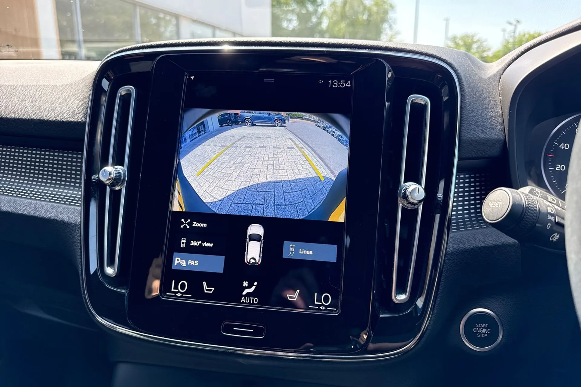 Volvo XC40 thumbnail image number 6