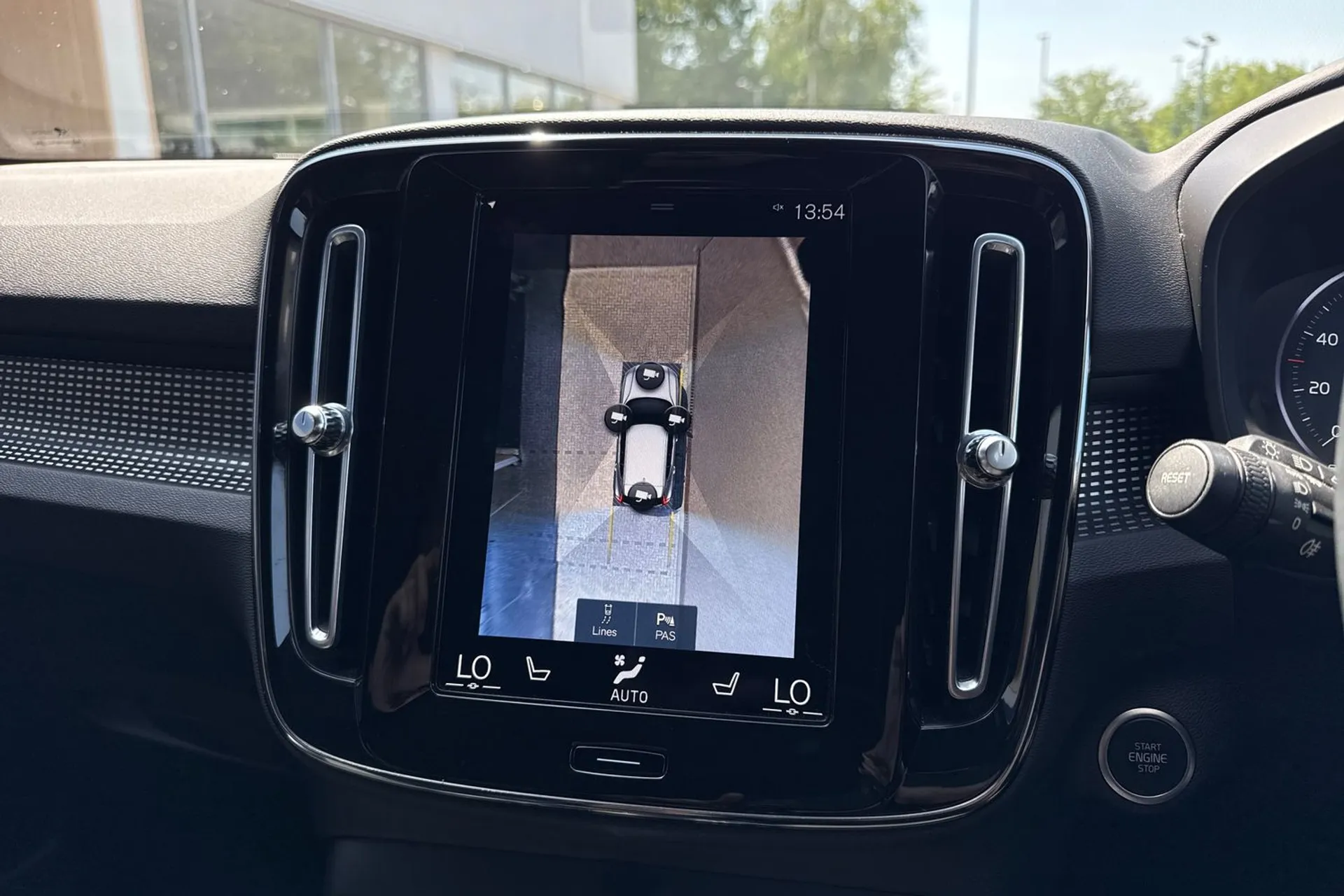 Volvo XC40 thumbnail image number 4