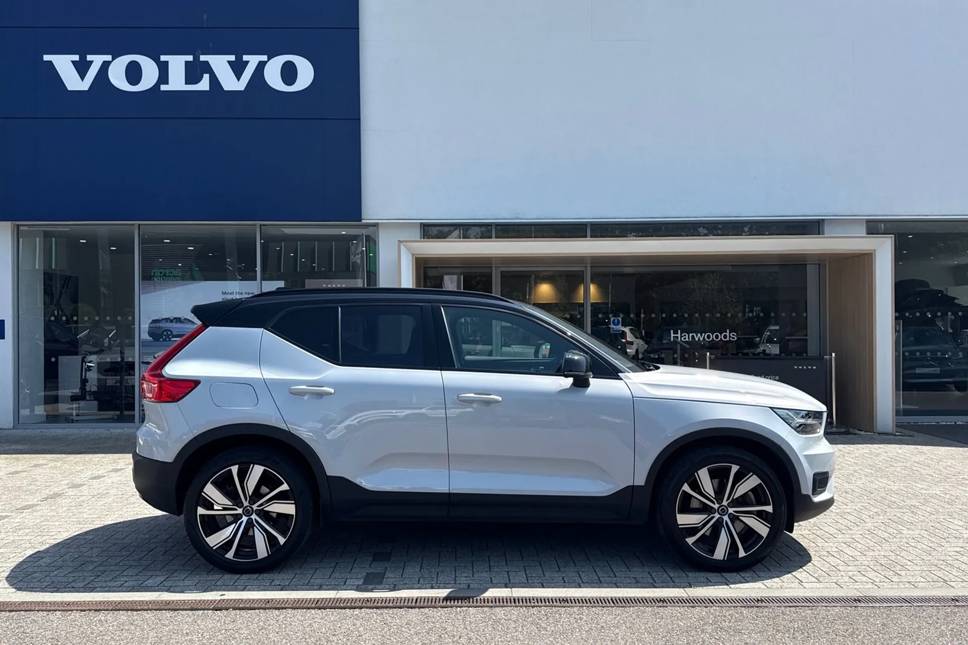 Volvo XC40 thumbnail image number 2