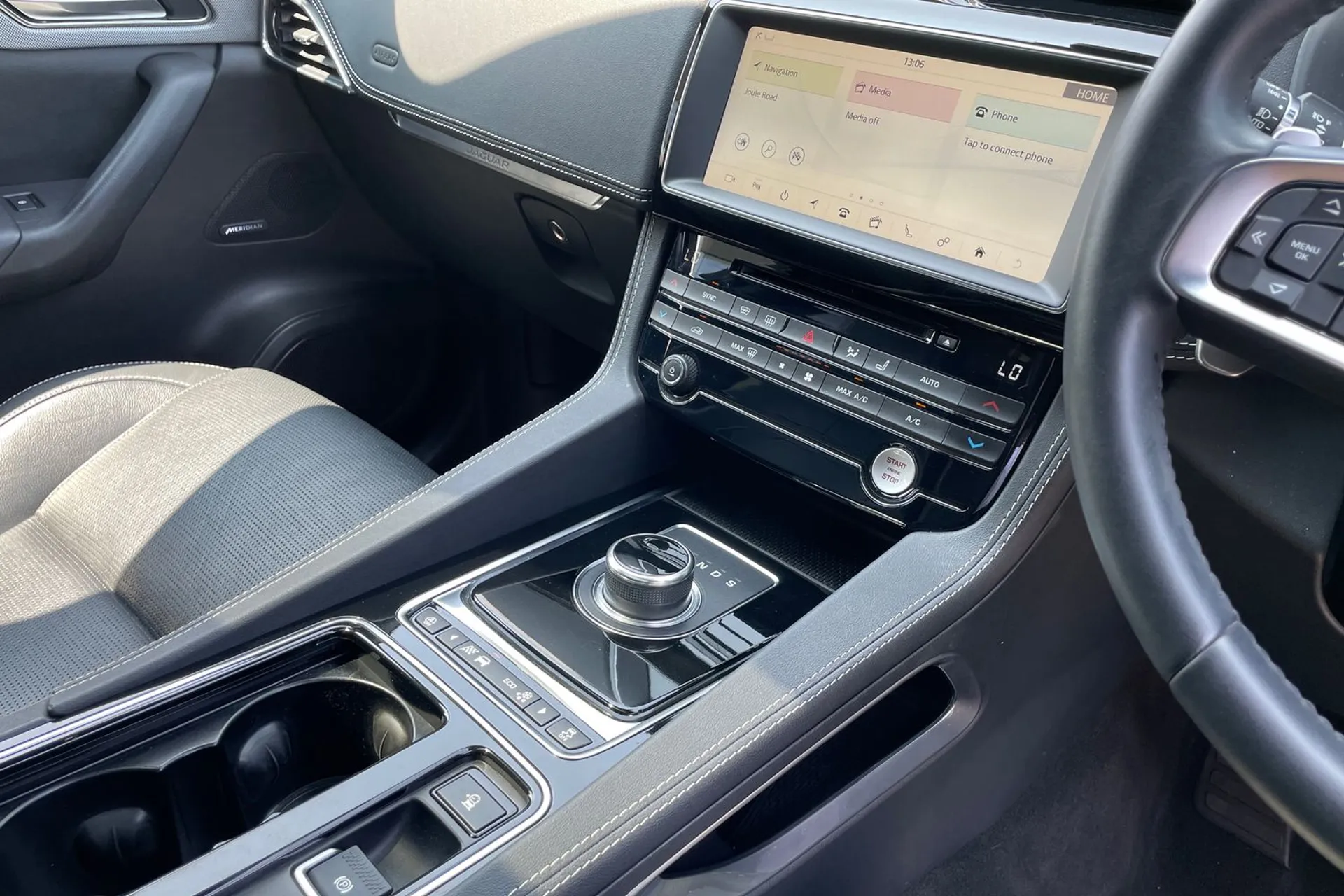 Jaguar F-PACE thumbnail image number 19