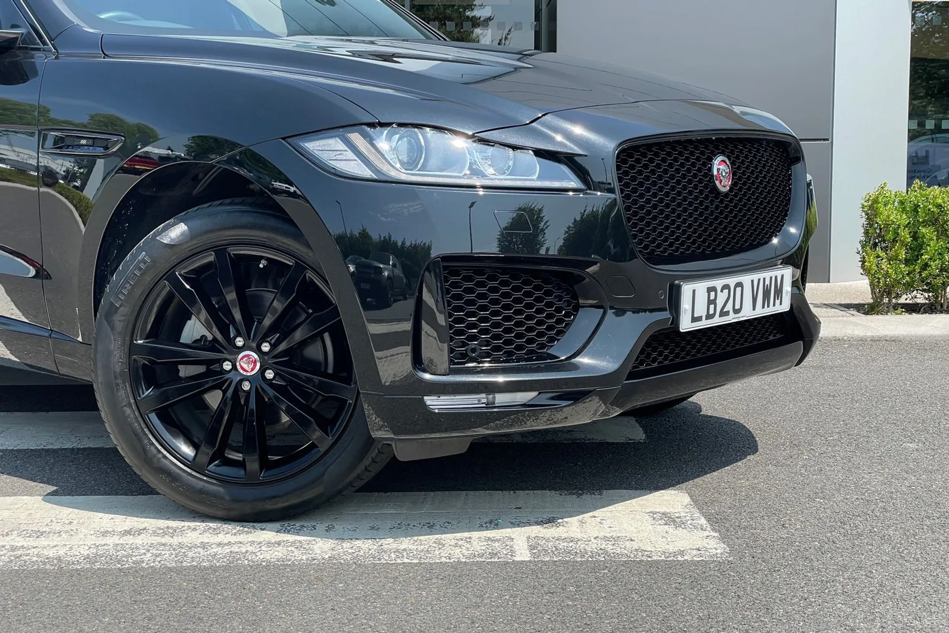 Jaguar F-PACE thumbnail image number 31
