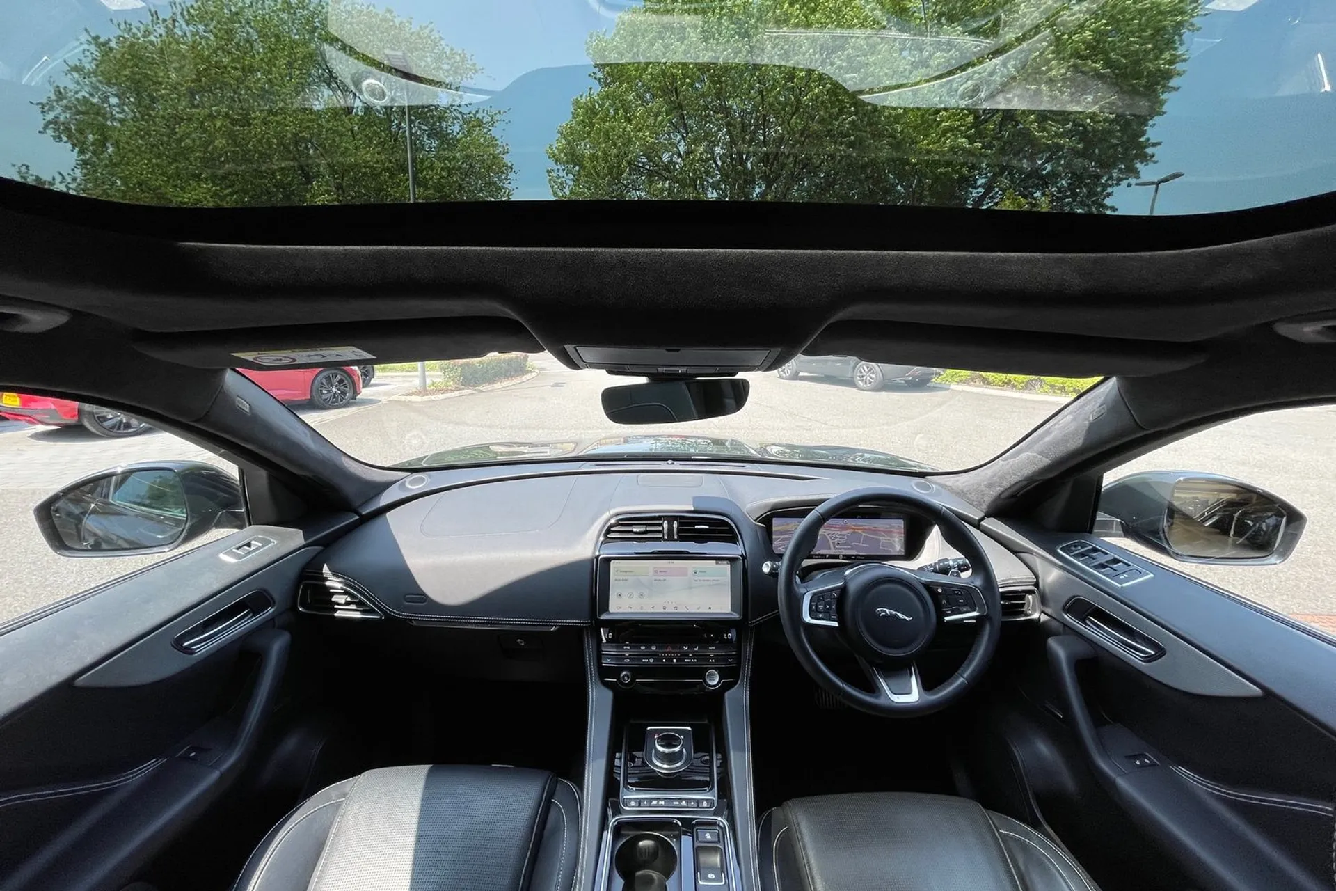 Jaguar F-PACE thumbnail image number 3