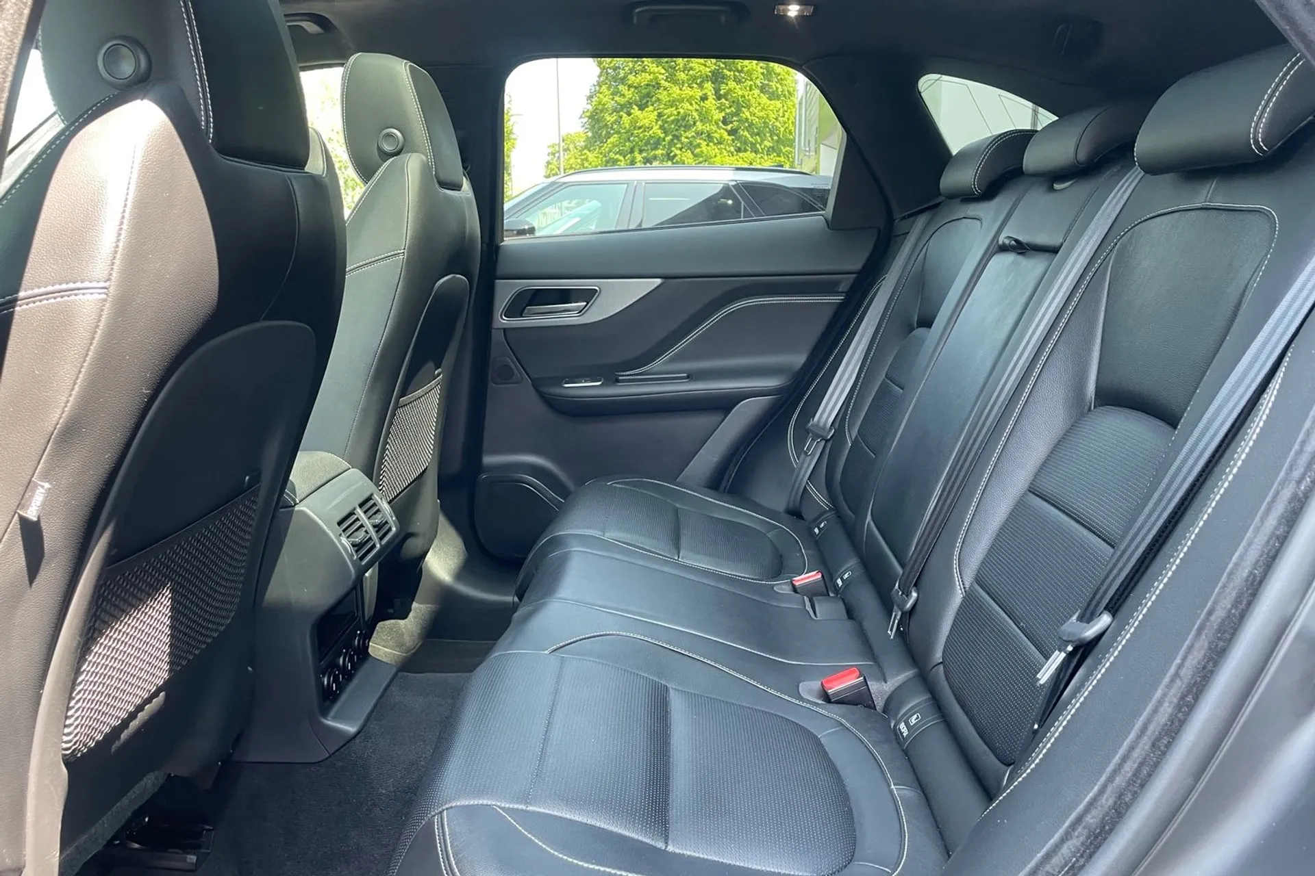 Jaguar F-PACE thumbnail image number 51