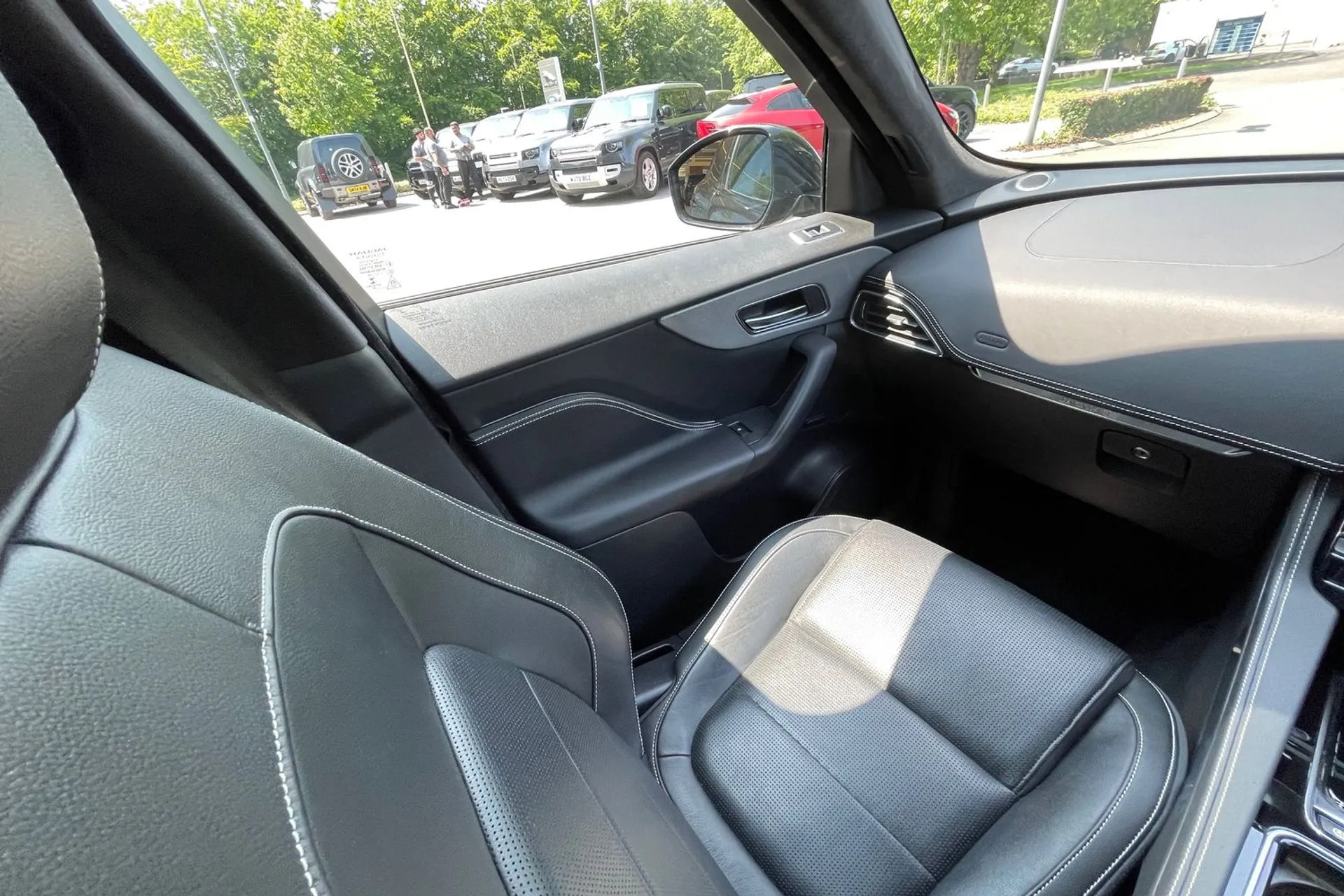 Jaguar F-PACE thumbnail image number 13