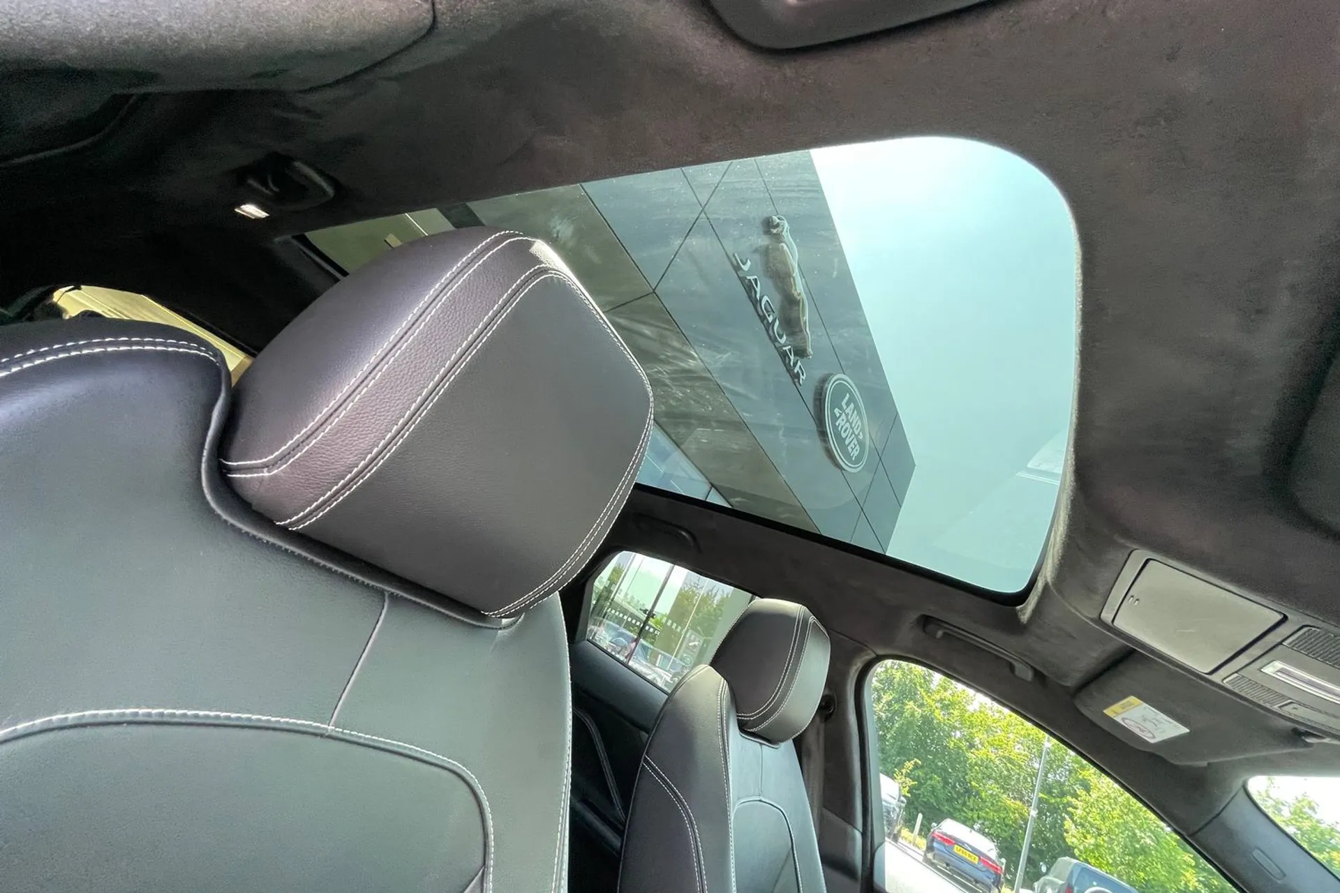 Jaguar F-PACE thumbnail image number 36