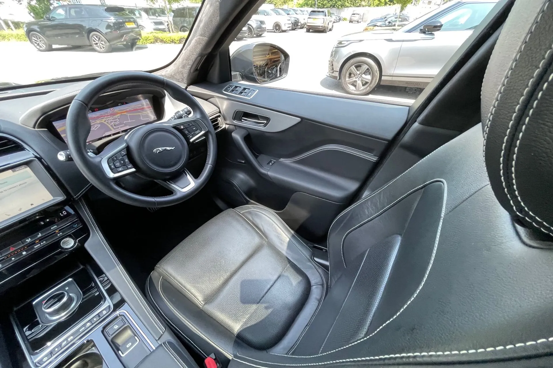 Jaguar F-PACE thumbnail image number 14