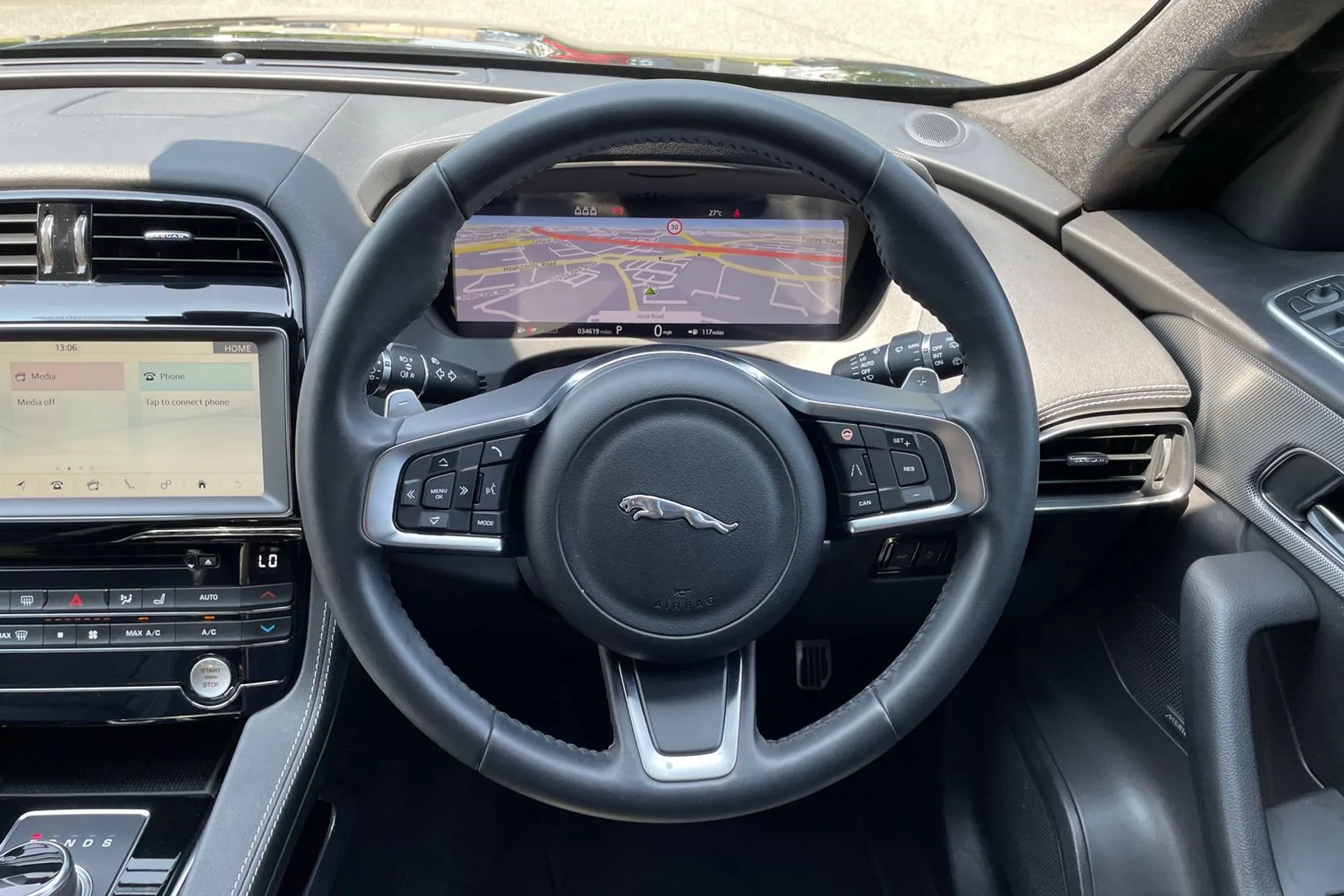 Jaguar F-PACE thumbnail image number 12